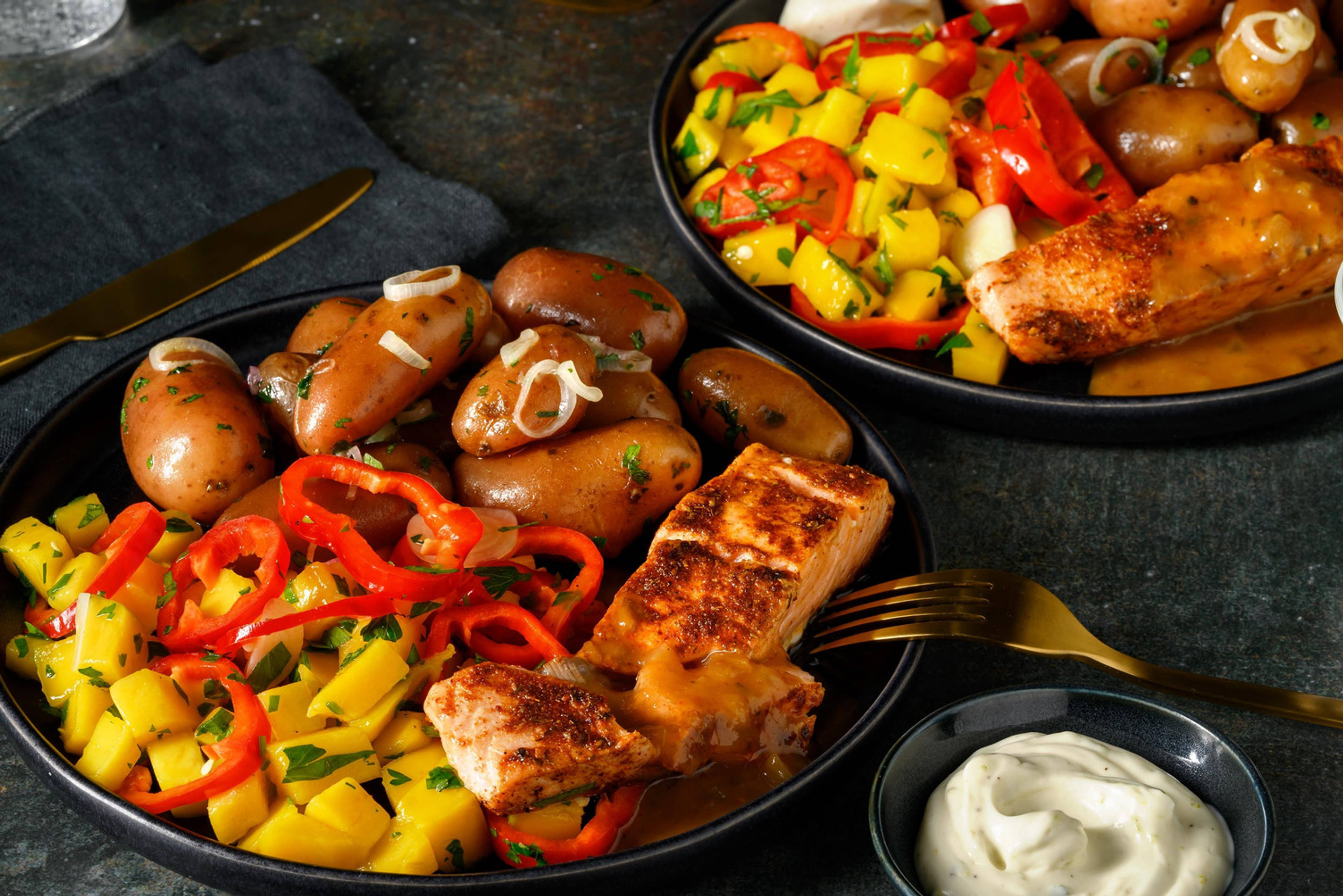 Karibischer Lachs mit Mango-Peperoni-Salat