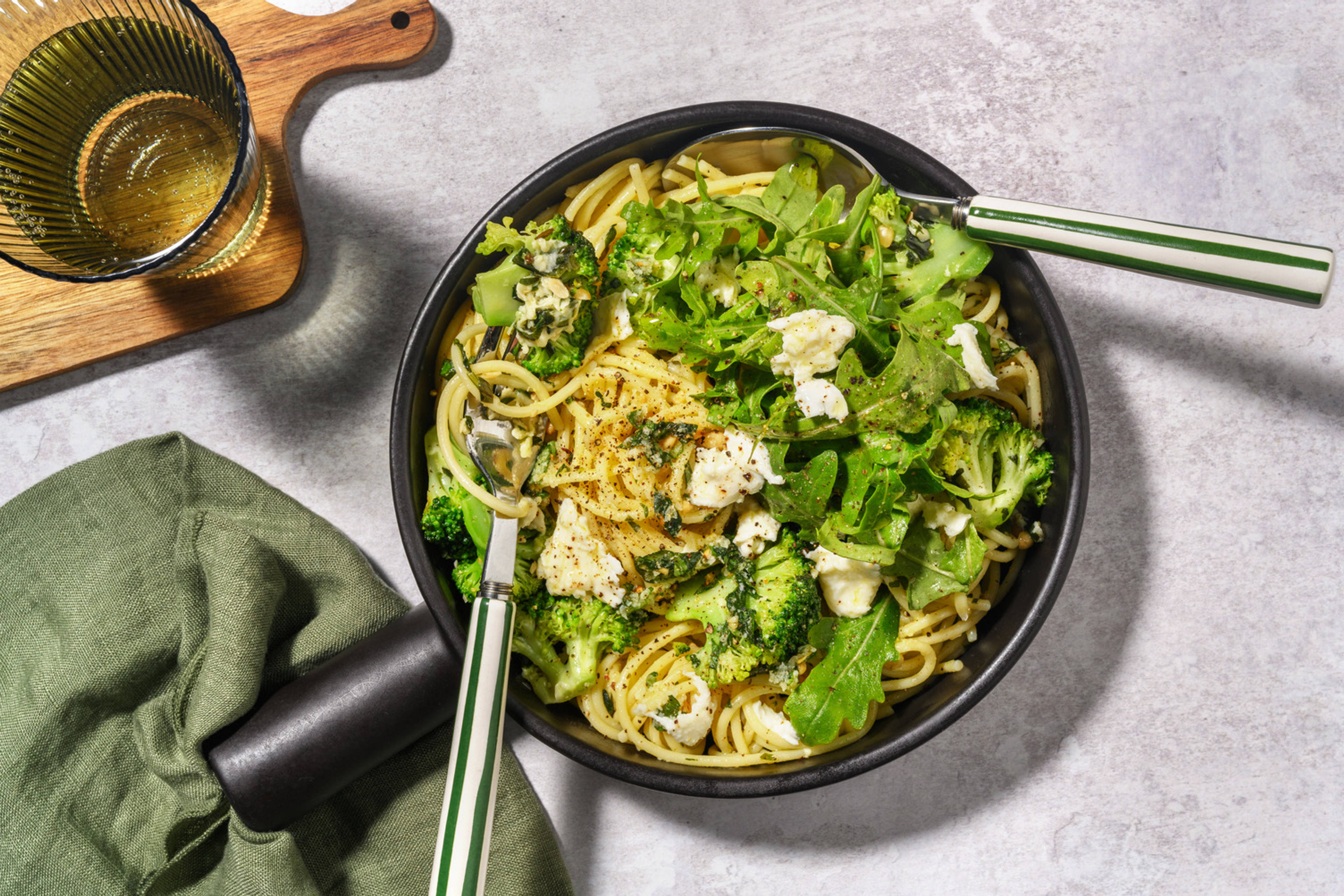 Spaghetti med pesto og frisk mozzarella