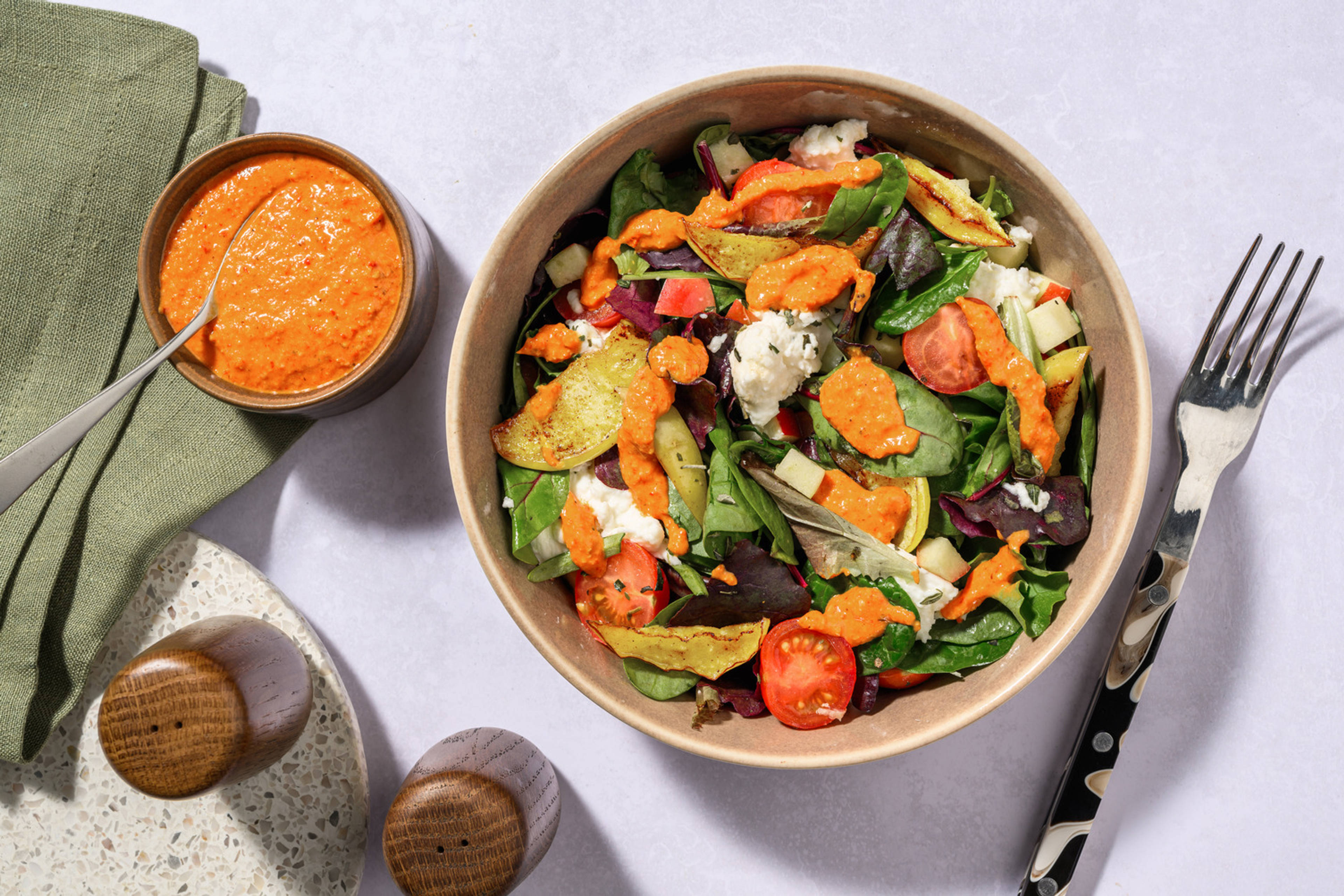 Ensalada con romesco casero y manzana asada