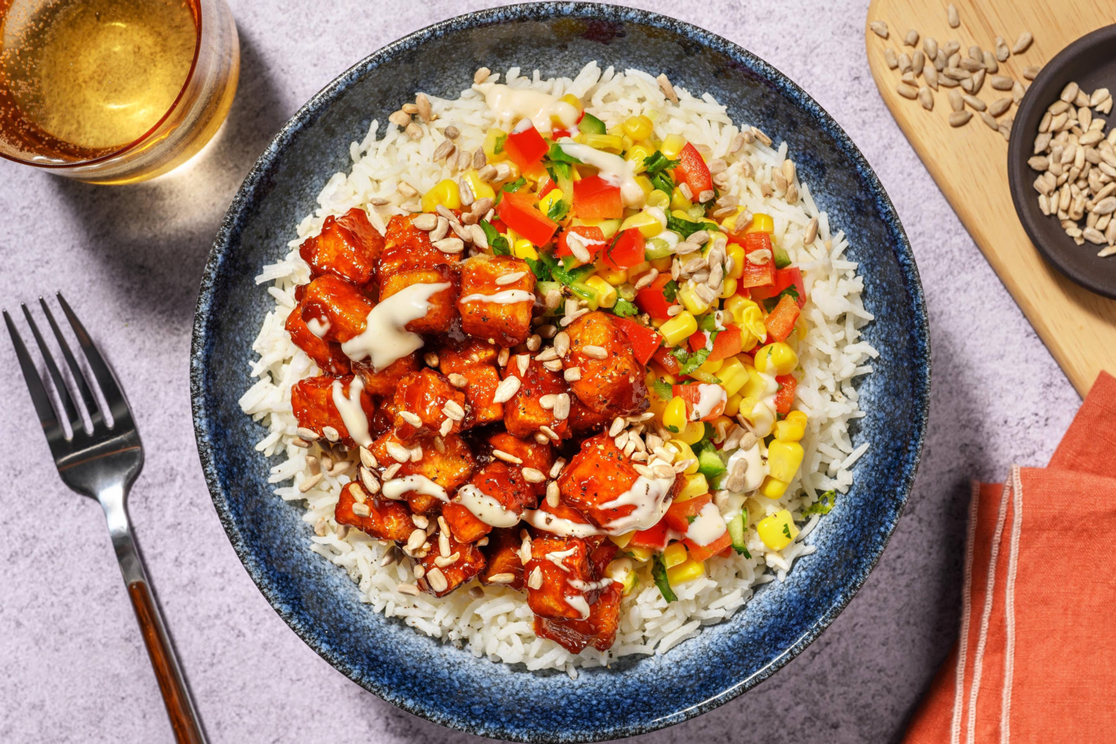 Sticky BBQ-tofu met frisse maissalsa en zoete chilimayonaise