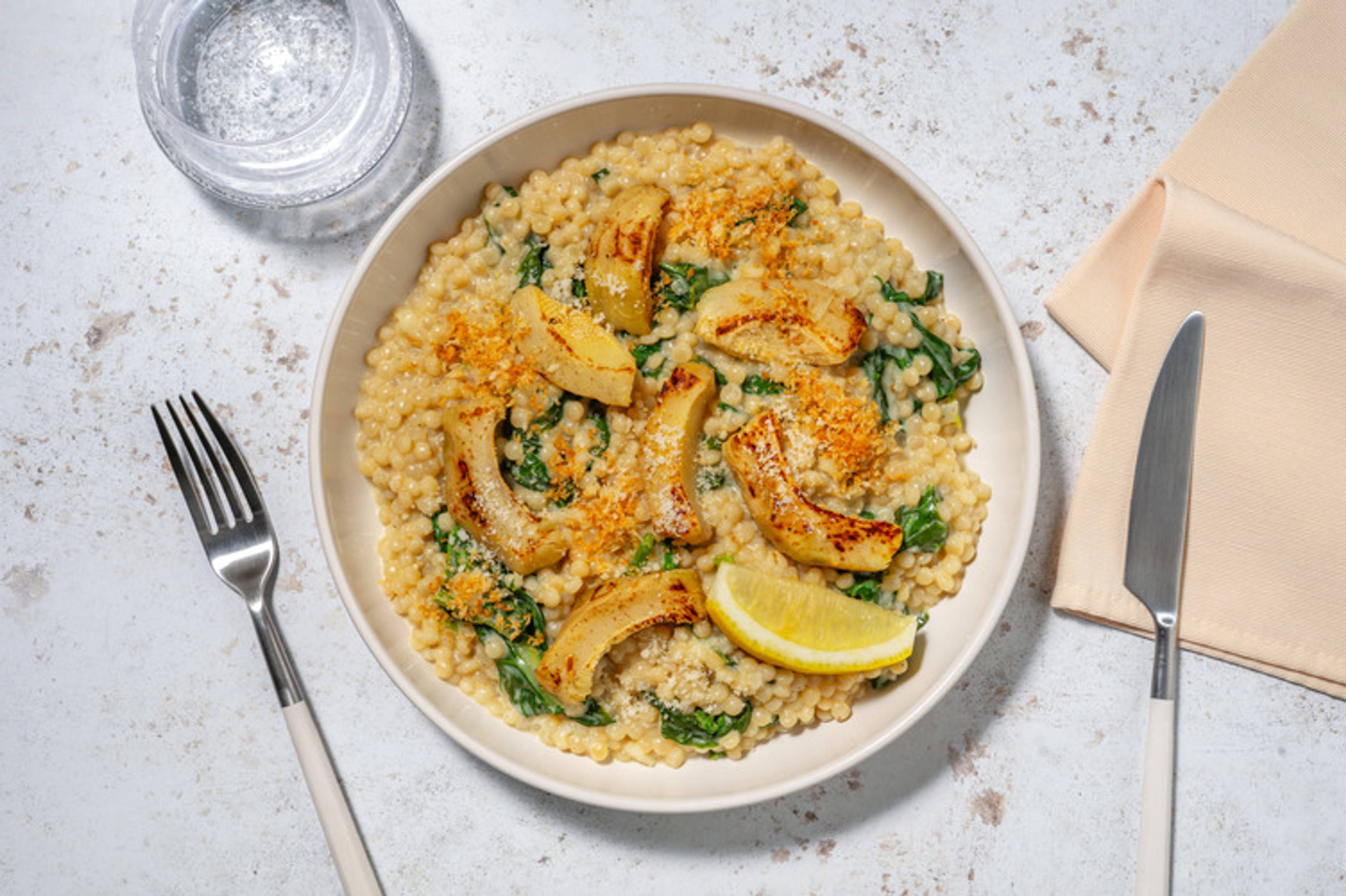 Bowl ricca di verdure alle erbette e carciofi