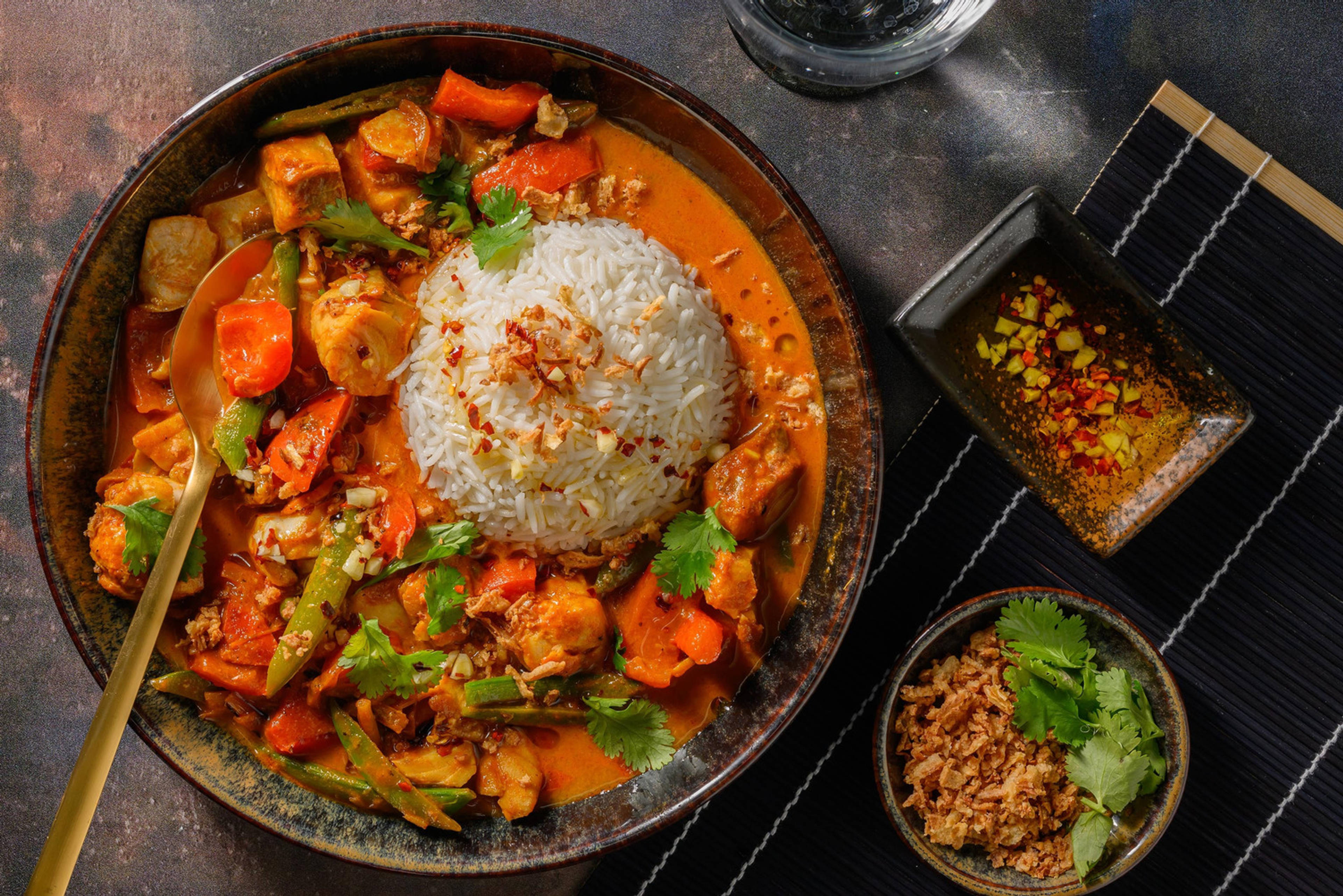 Thailändsk curry på vit fisk och kokosmjölk
