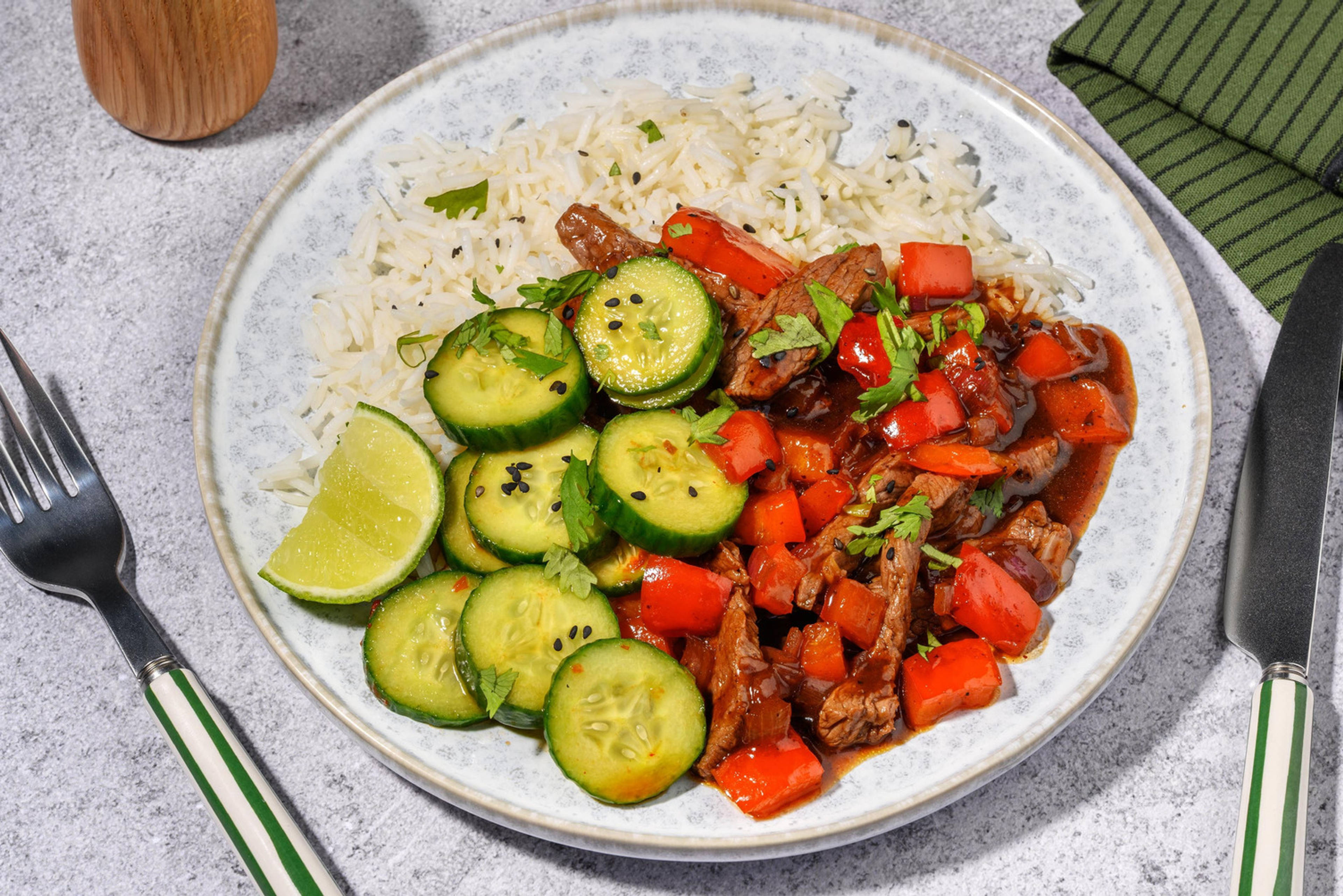 « Shaking Beef » à la vietnamienne et salade umami au concombre