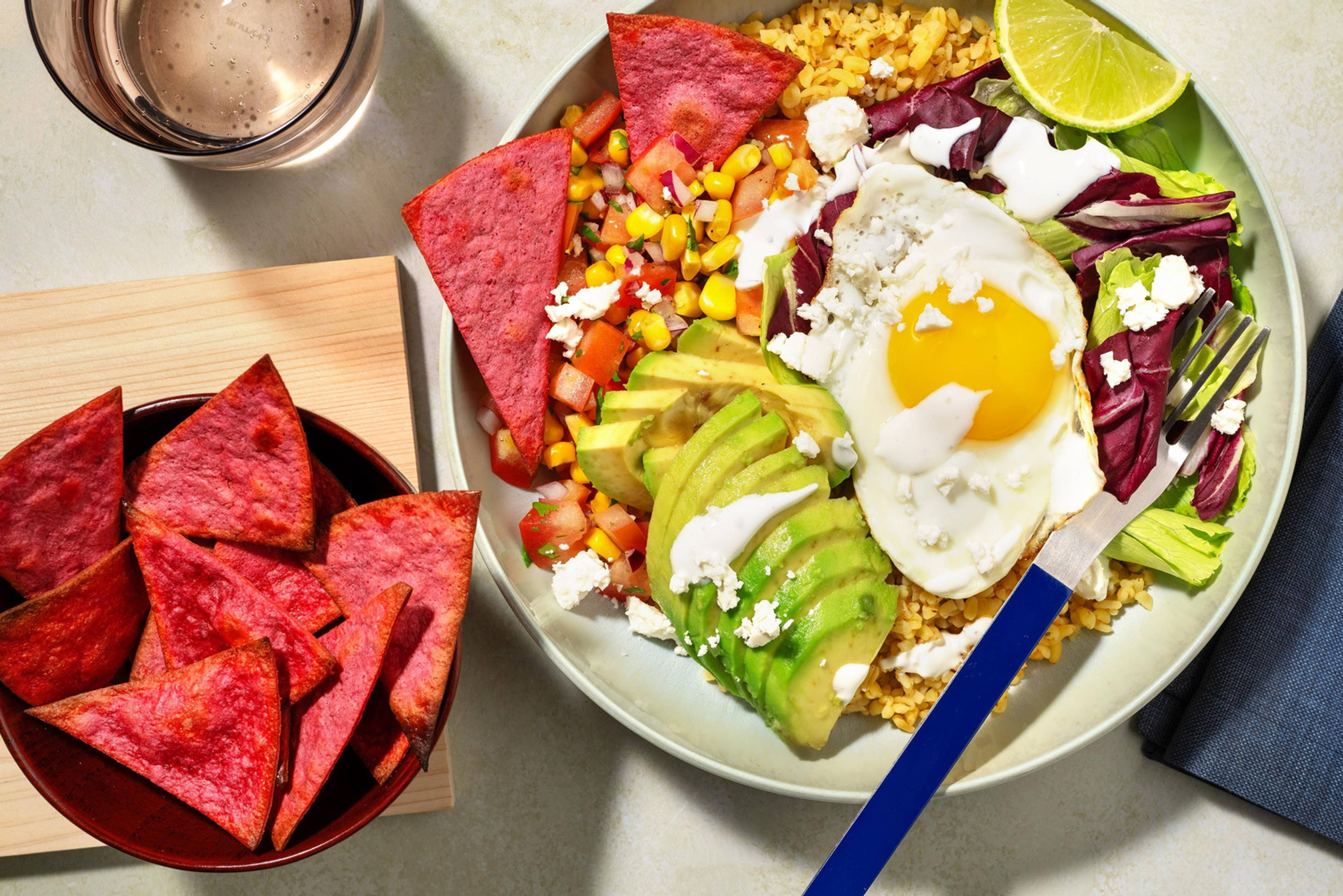 Bowl de boulgour à la mexicaine, œuf au plat et avocat