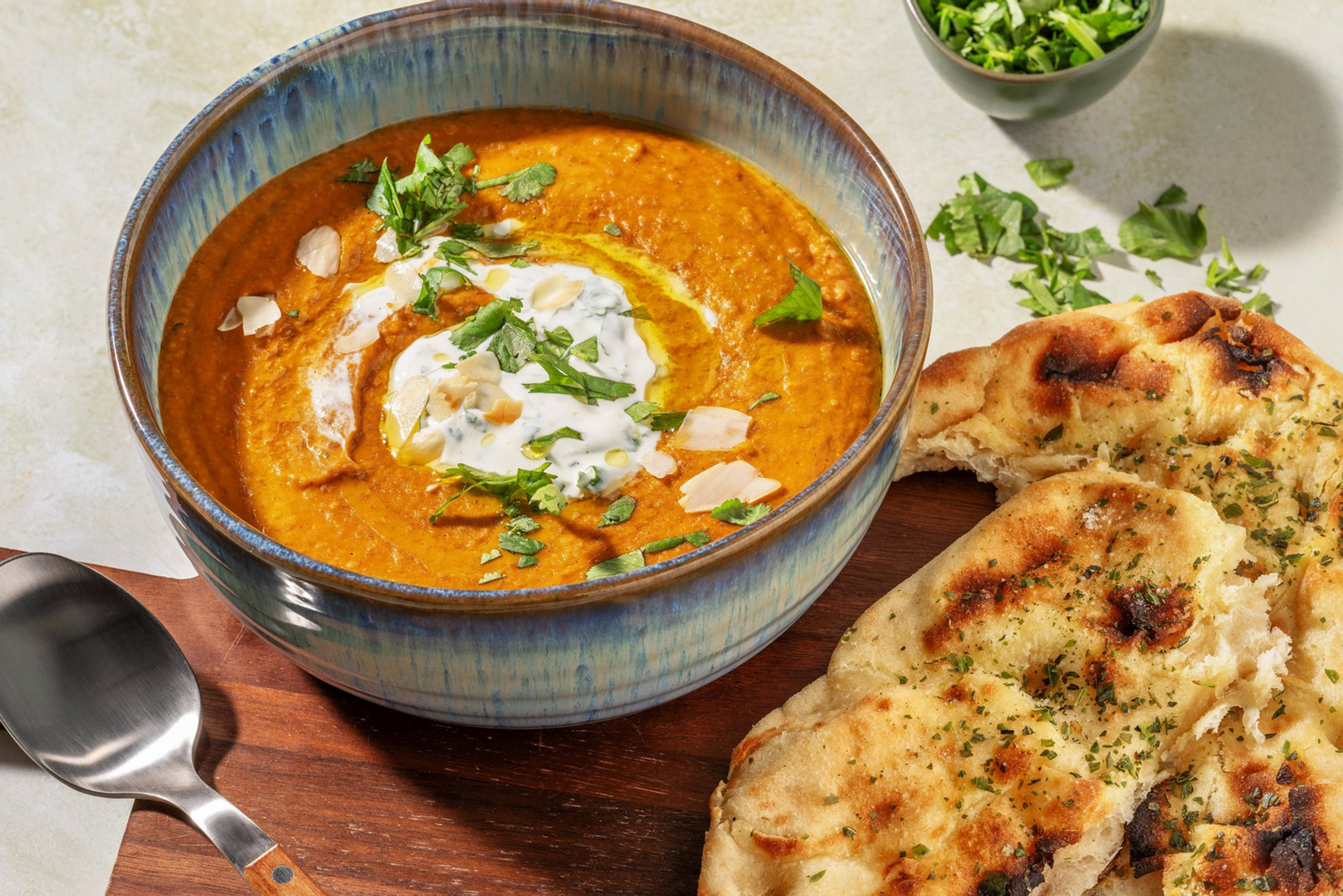Romige masala linzensoep met naan