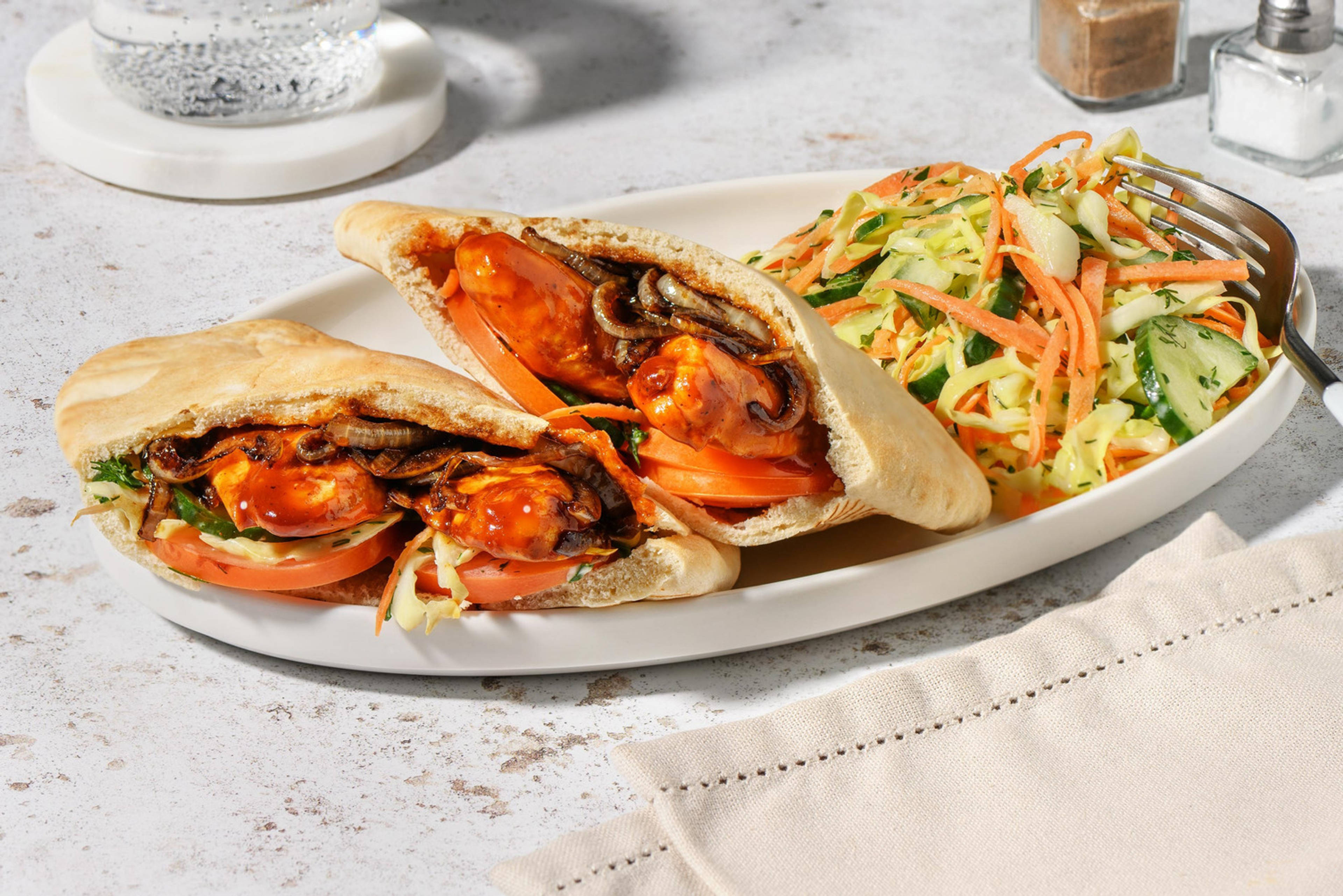 Pita au poulet sauce BBQ et salade de chou-concombre