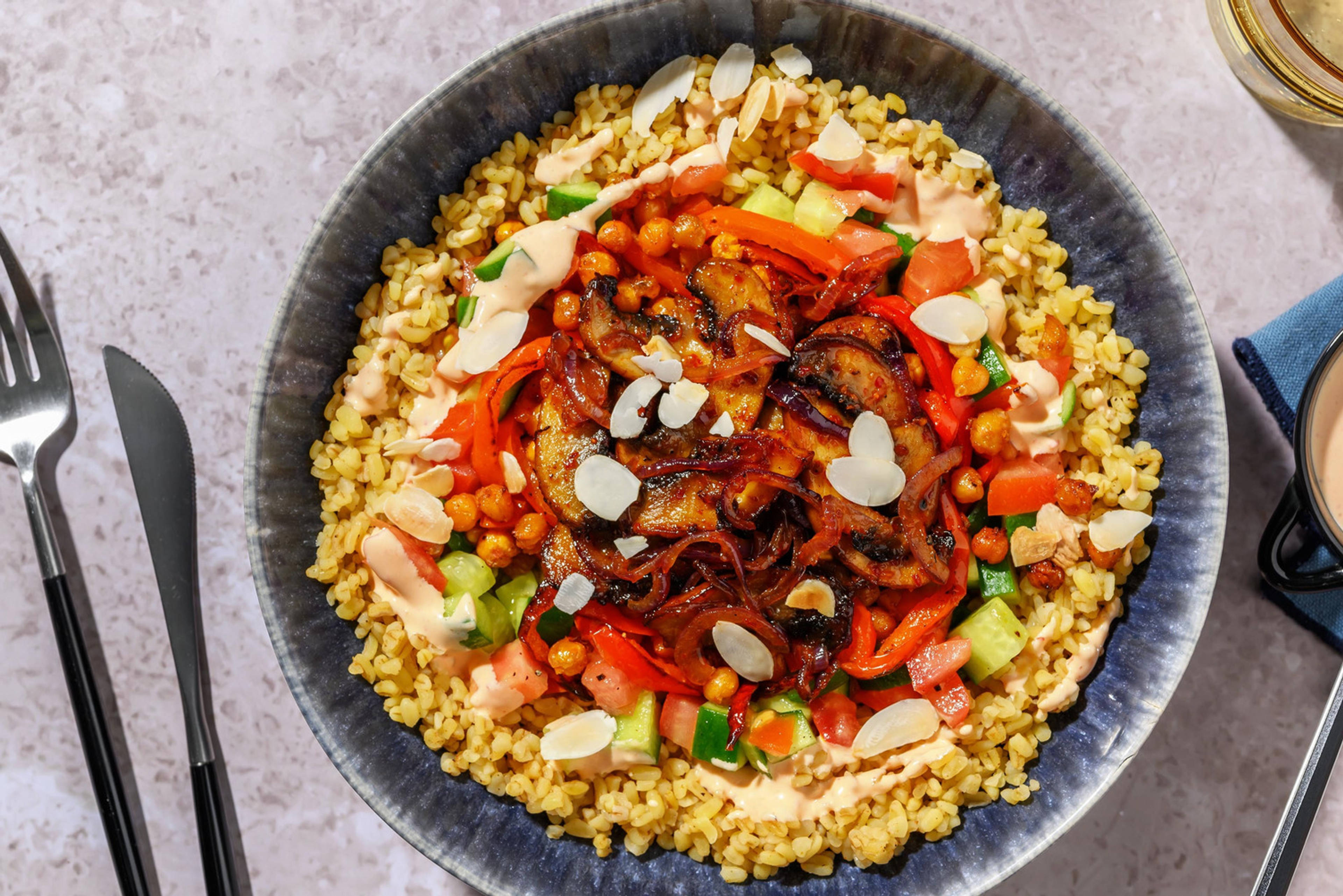 Bulgurbowl met harissa, portobello en pikante yoghurtsaus