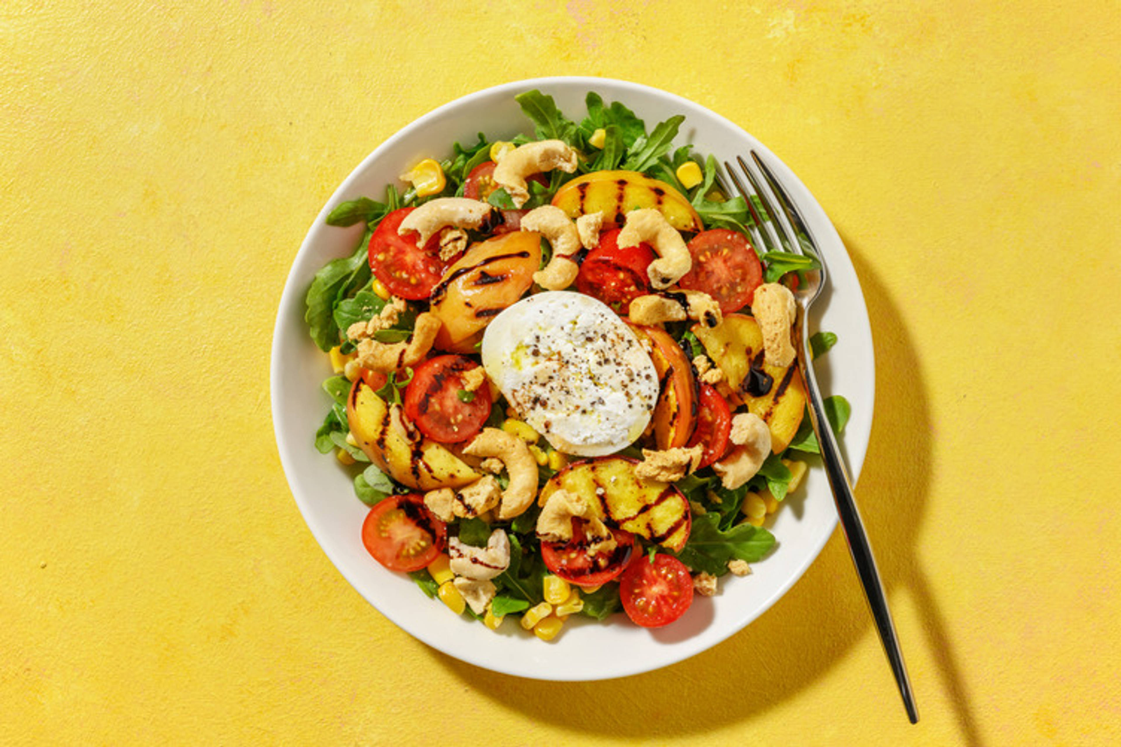 Burrata soffice, pesche grigliate e ciliegini