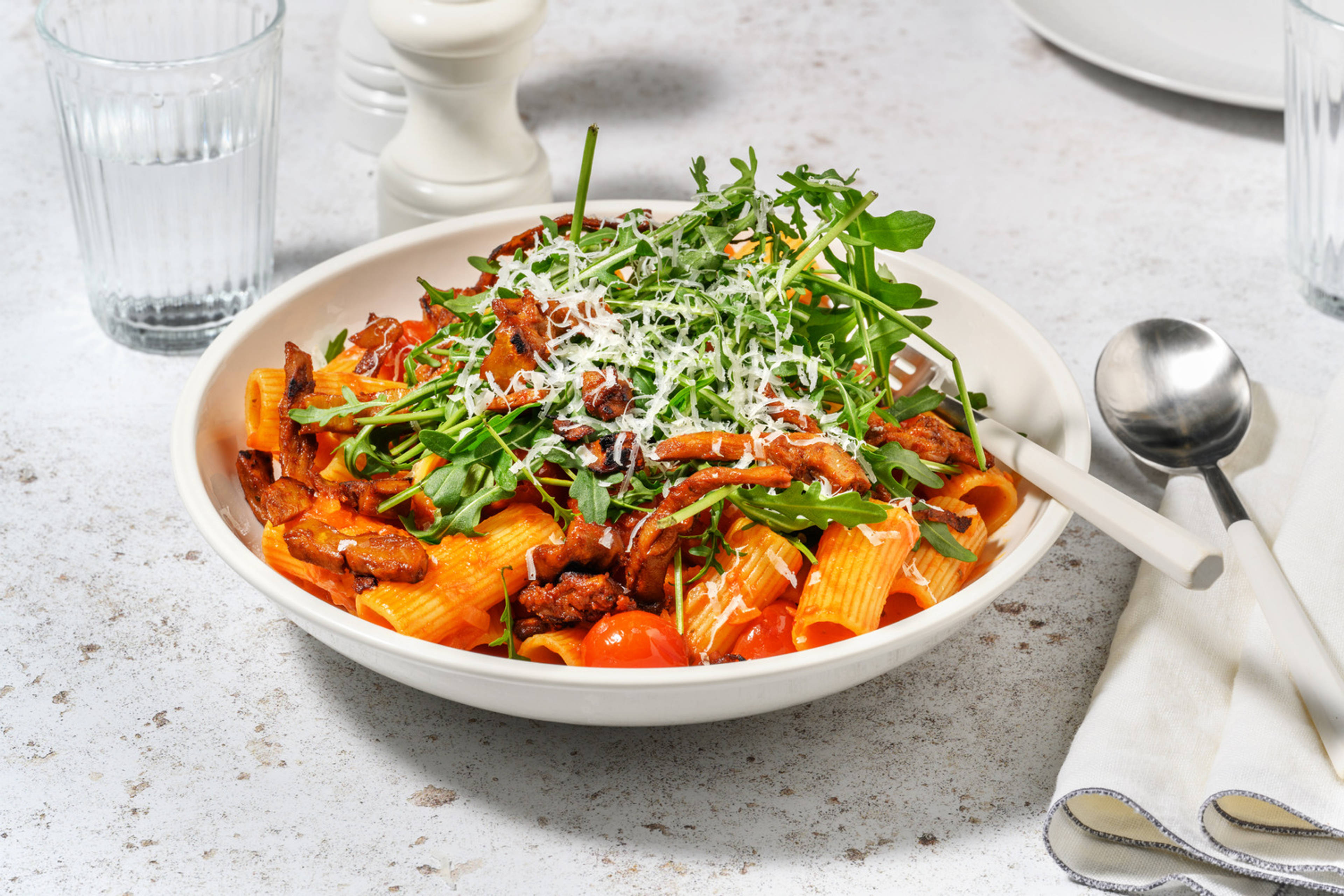 Le Végé : rigatoni sauce tomate & lardons veggie