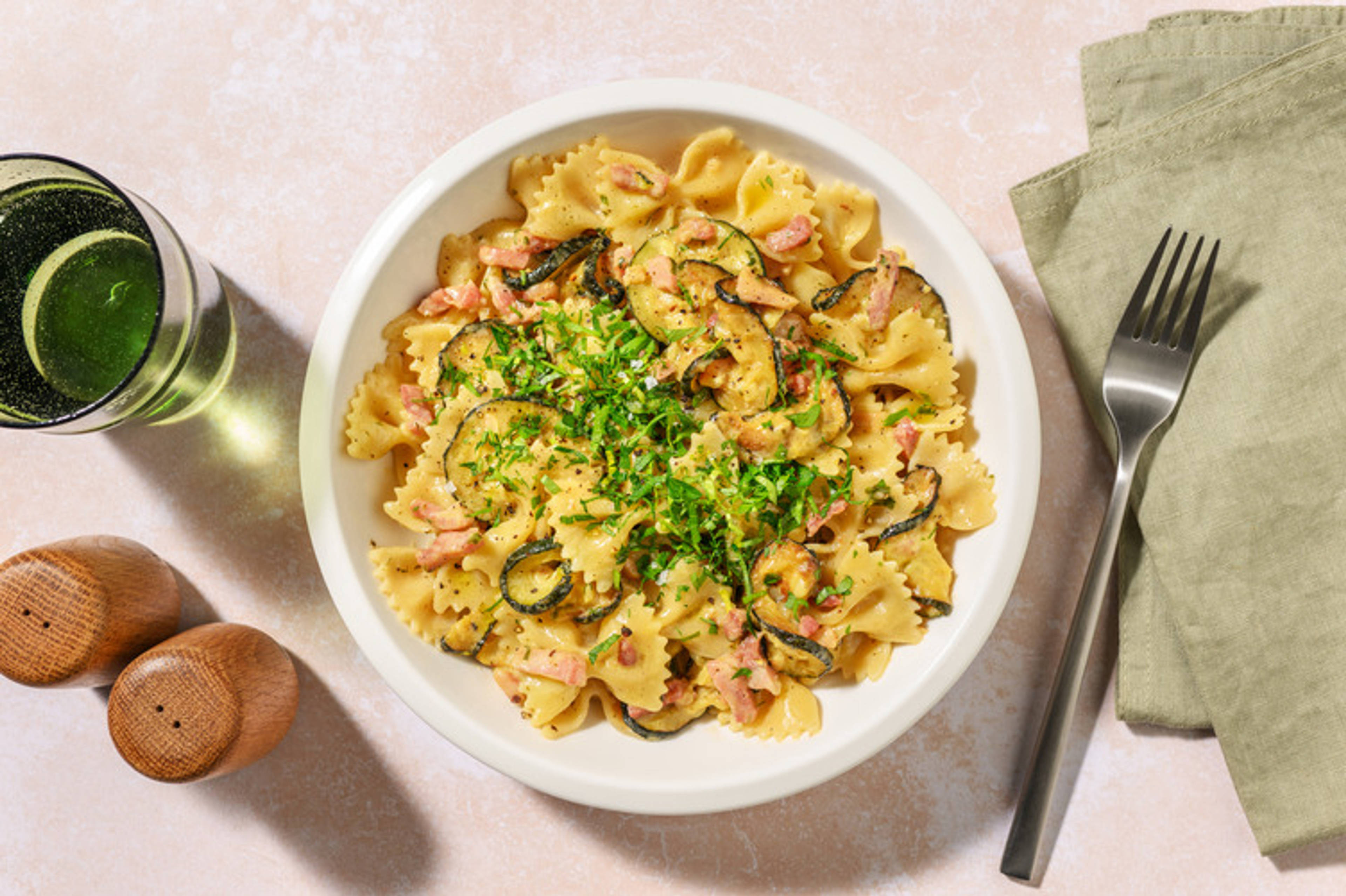 Cheesy-easy farfalle aux lardons & courgette