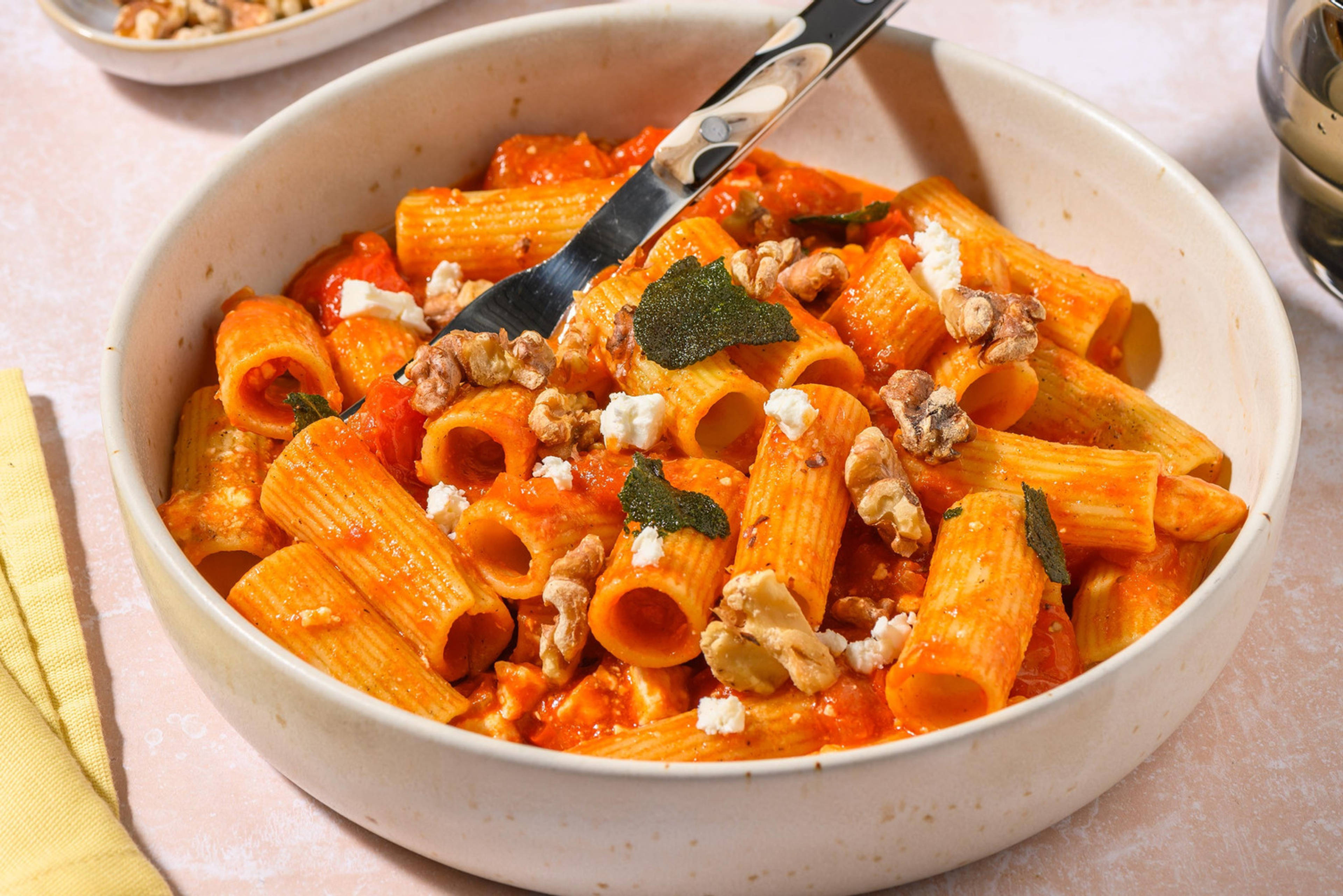 Romige rigatoni met geitenkaas en gebakken salie