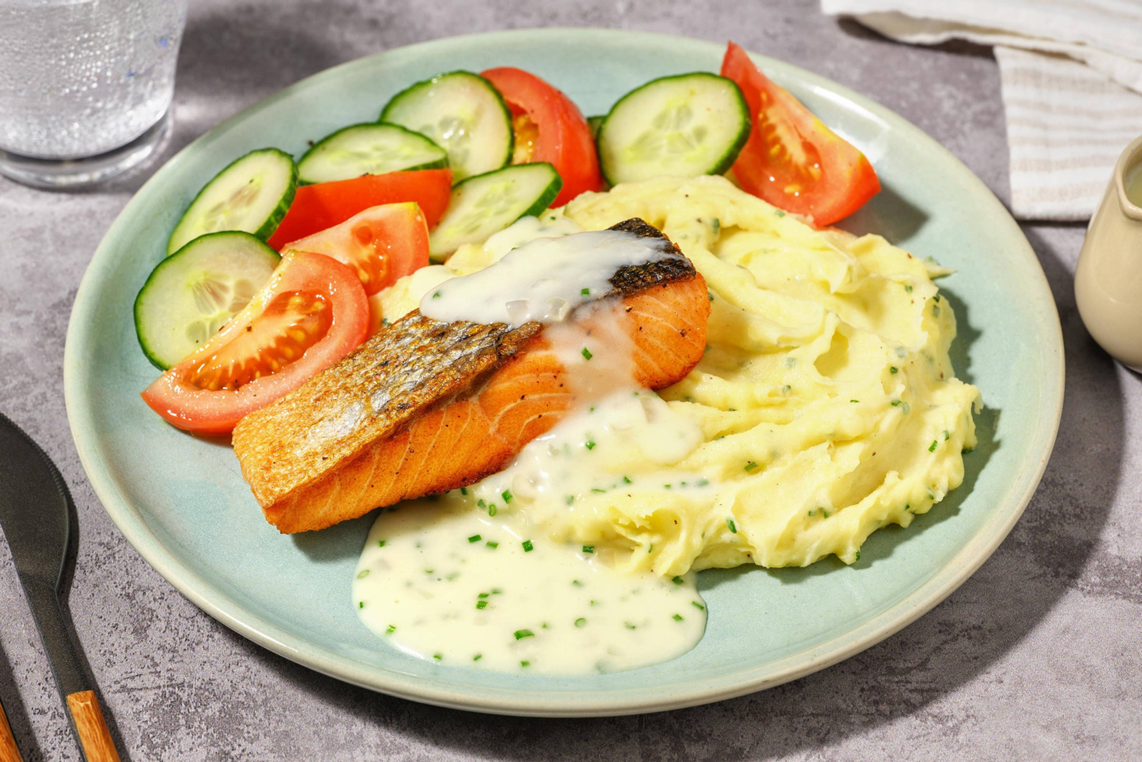 Zalmfilet met zure room en bieslooksaus