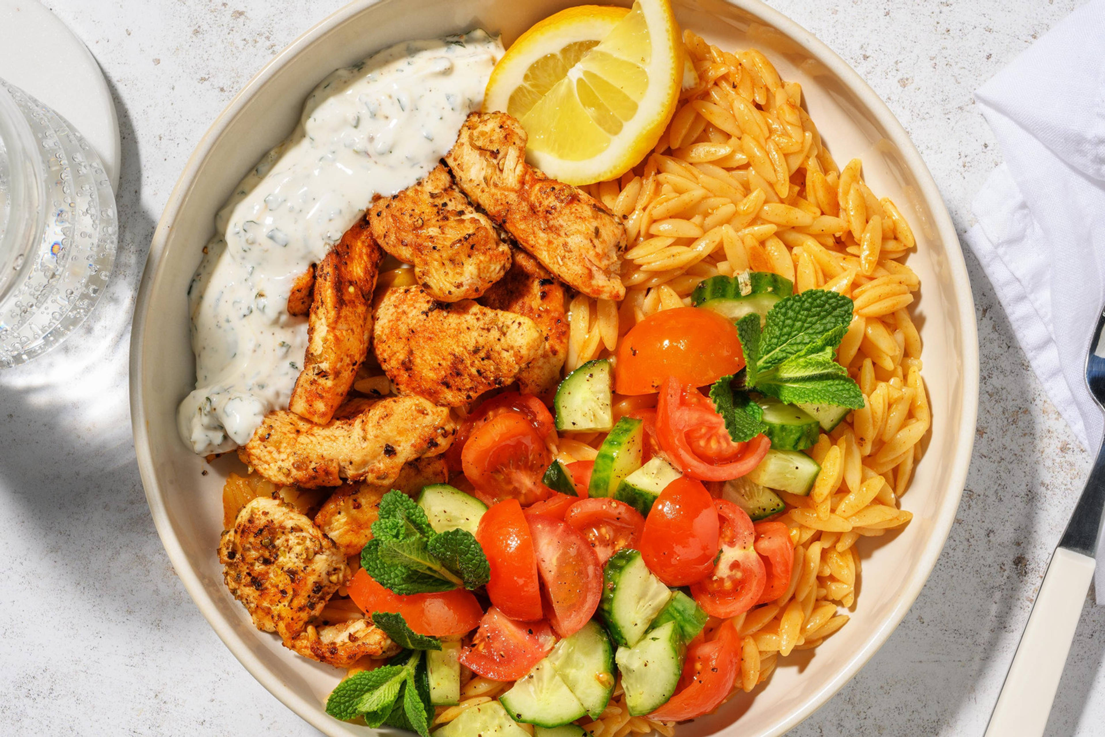 Bowl d'orzo au poulet et sauce au yaourt citron et menthe fraîche