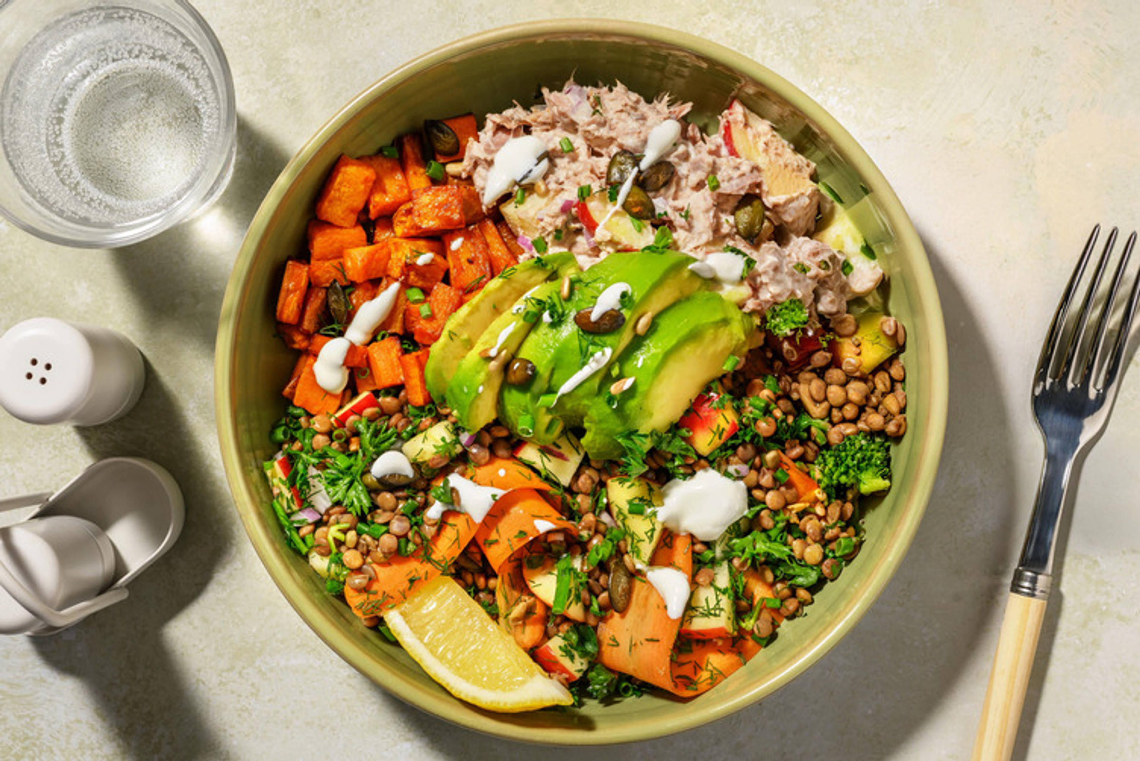 Zoete aardappel met tonijnsalade en avocado