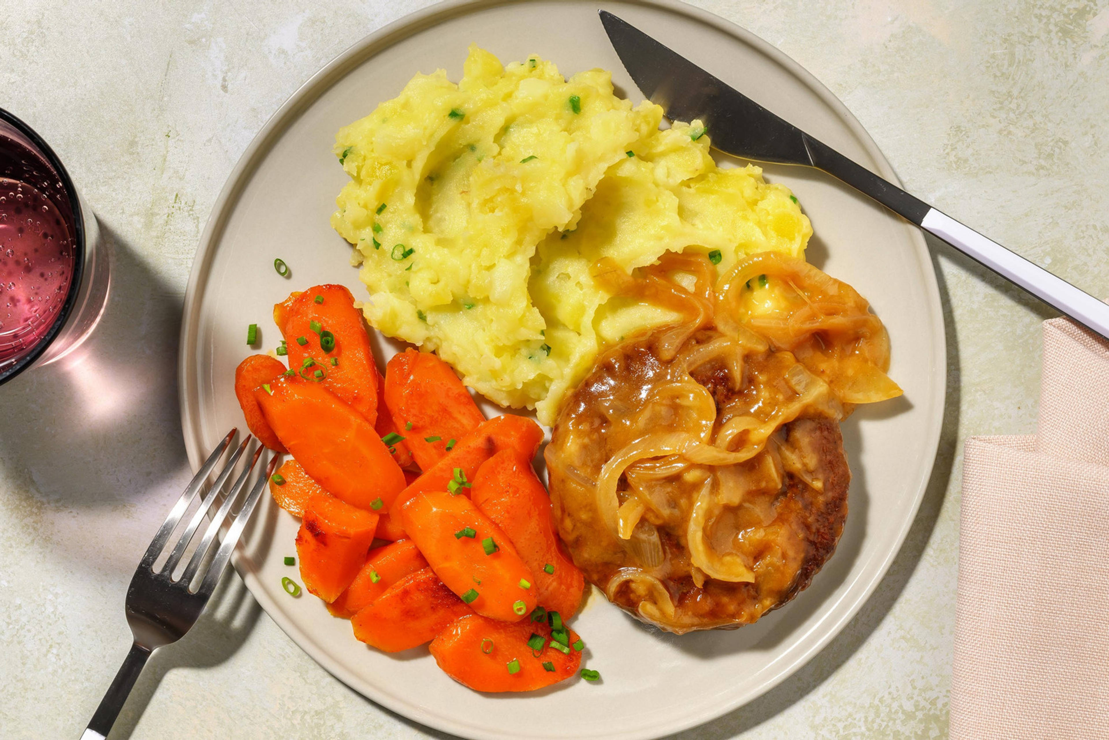 Vegane Beyond Meat Frikadelle mit Zwiebelsauce		