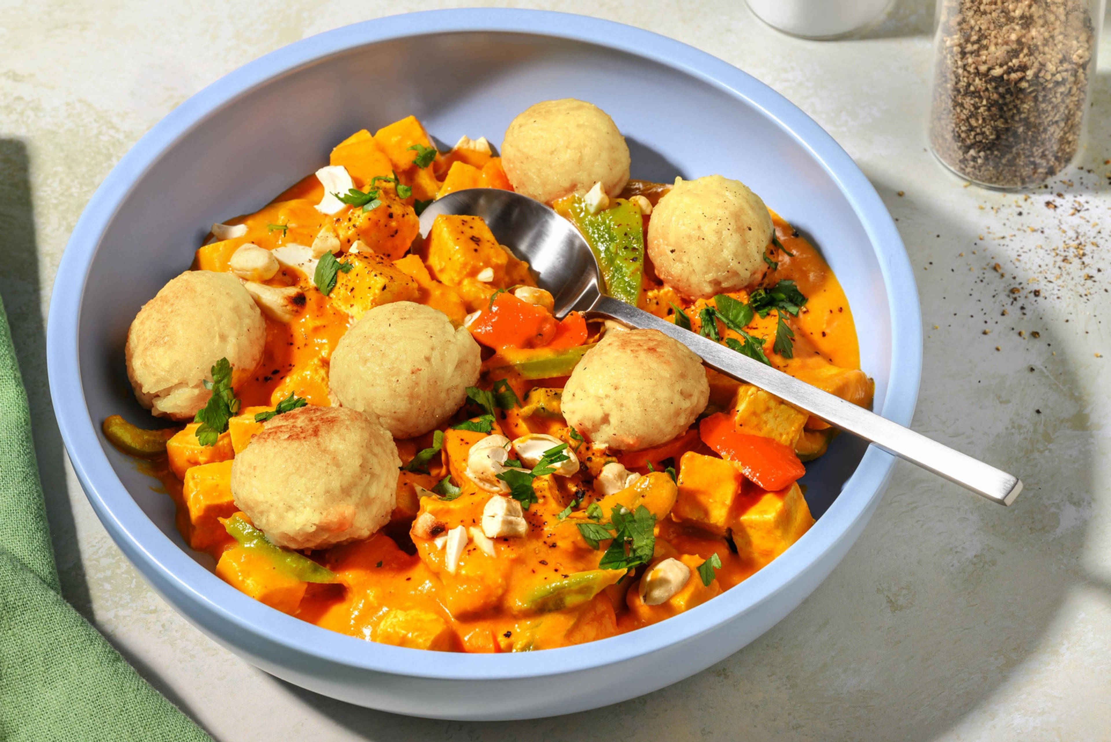 Yaki-Onigiri: Reisbällchen auf Tofu-Korma-Curry 