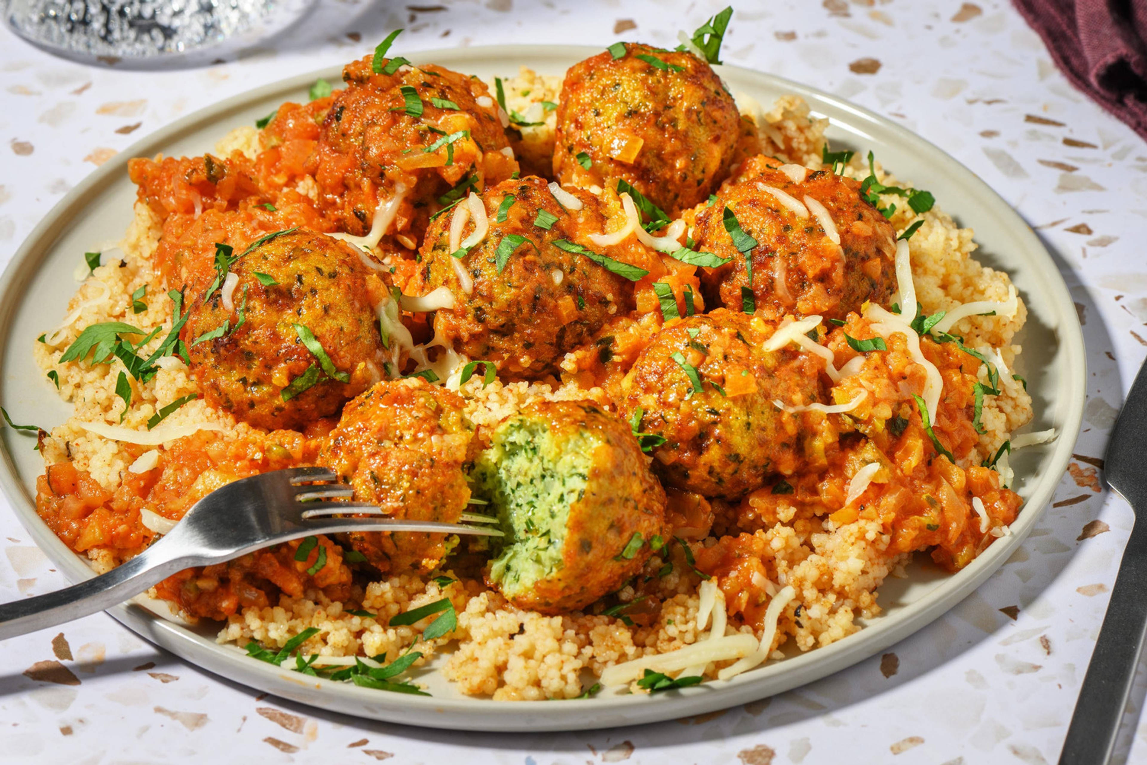 Mediterrane gehaktballetjes met mozzarella in rode-pestosaus