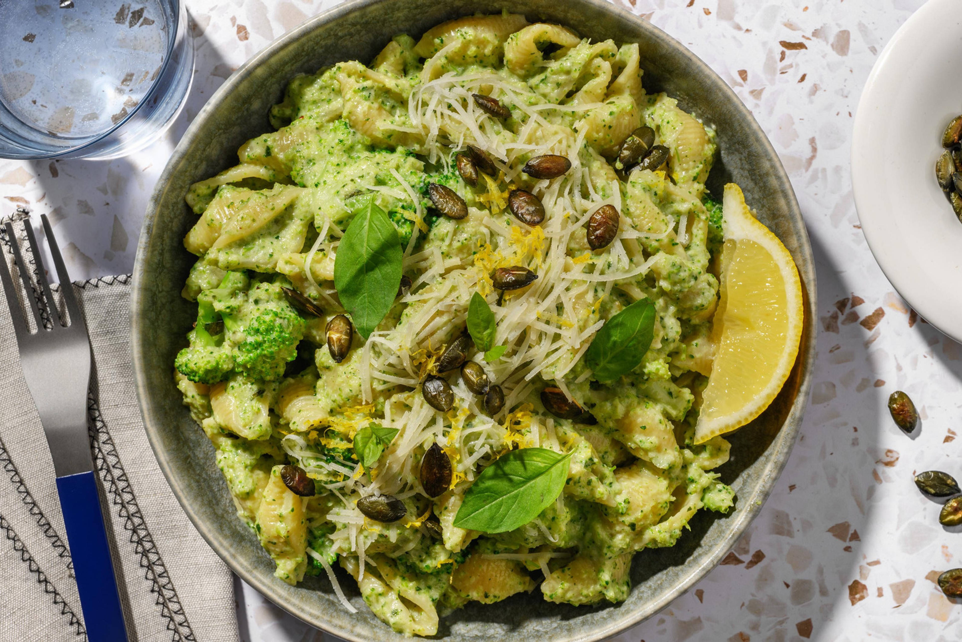 Supergroene conchiglie met pesto, pecorino en basilicum