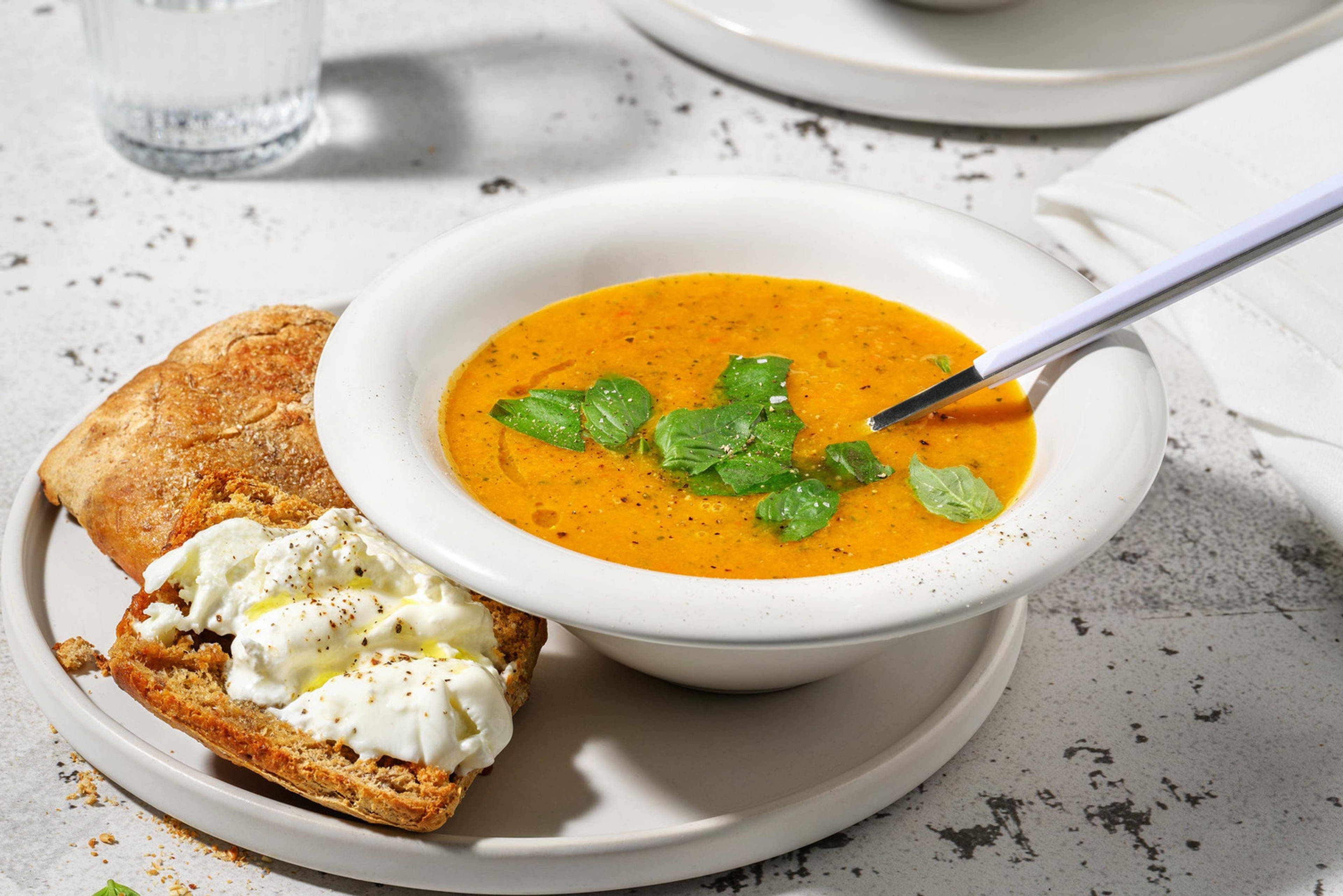 Soupe de carotte-tomate et ciabatta garnie de burrata