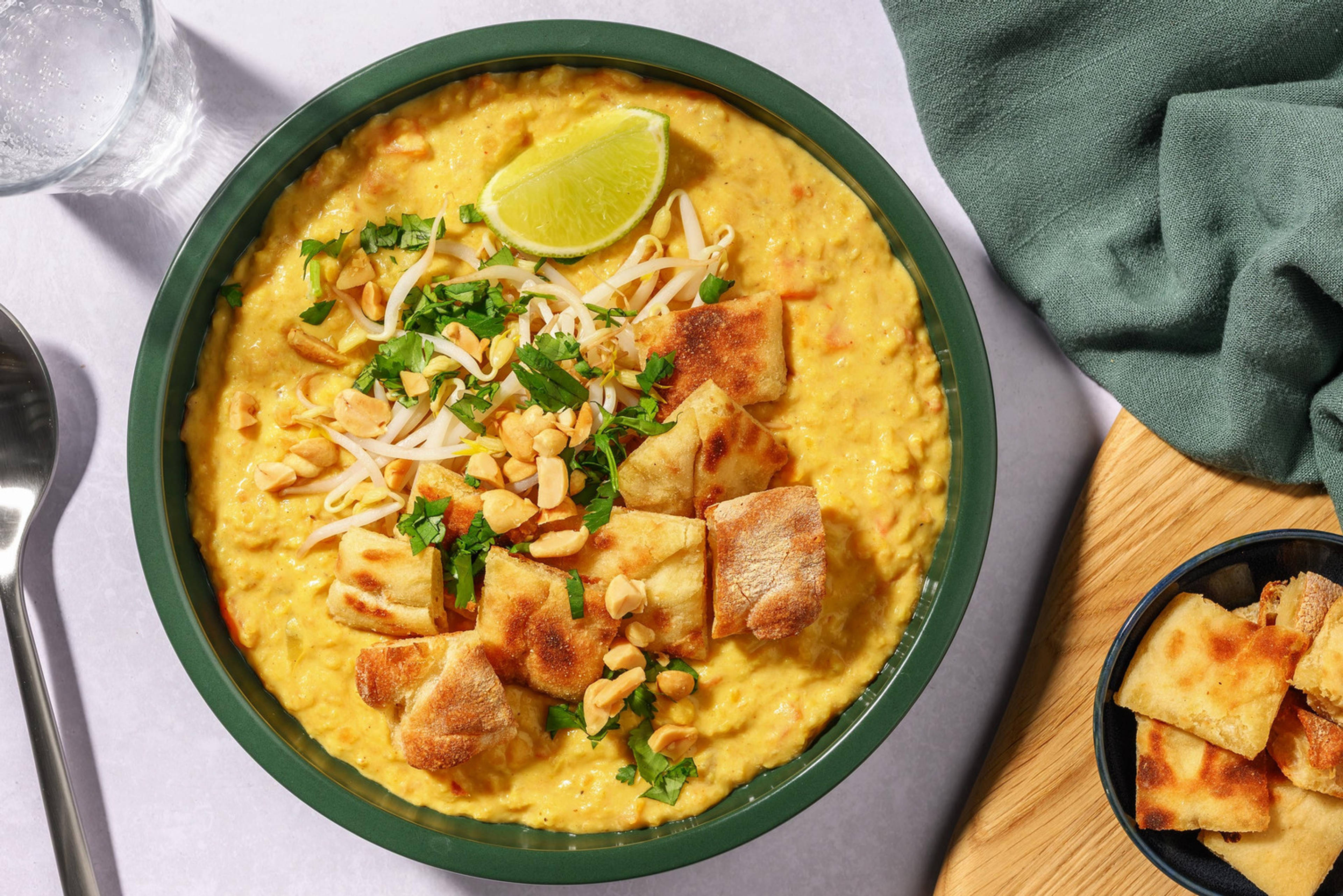 Fusion dahl stijl soep met naanbroodcroutons