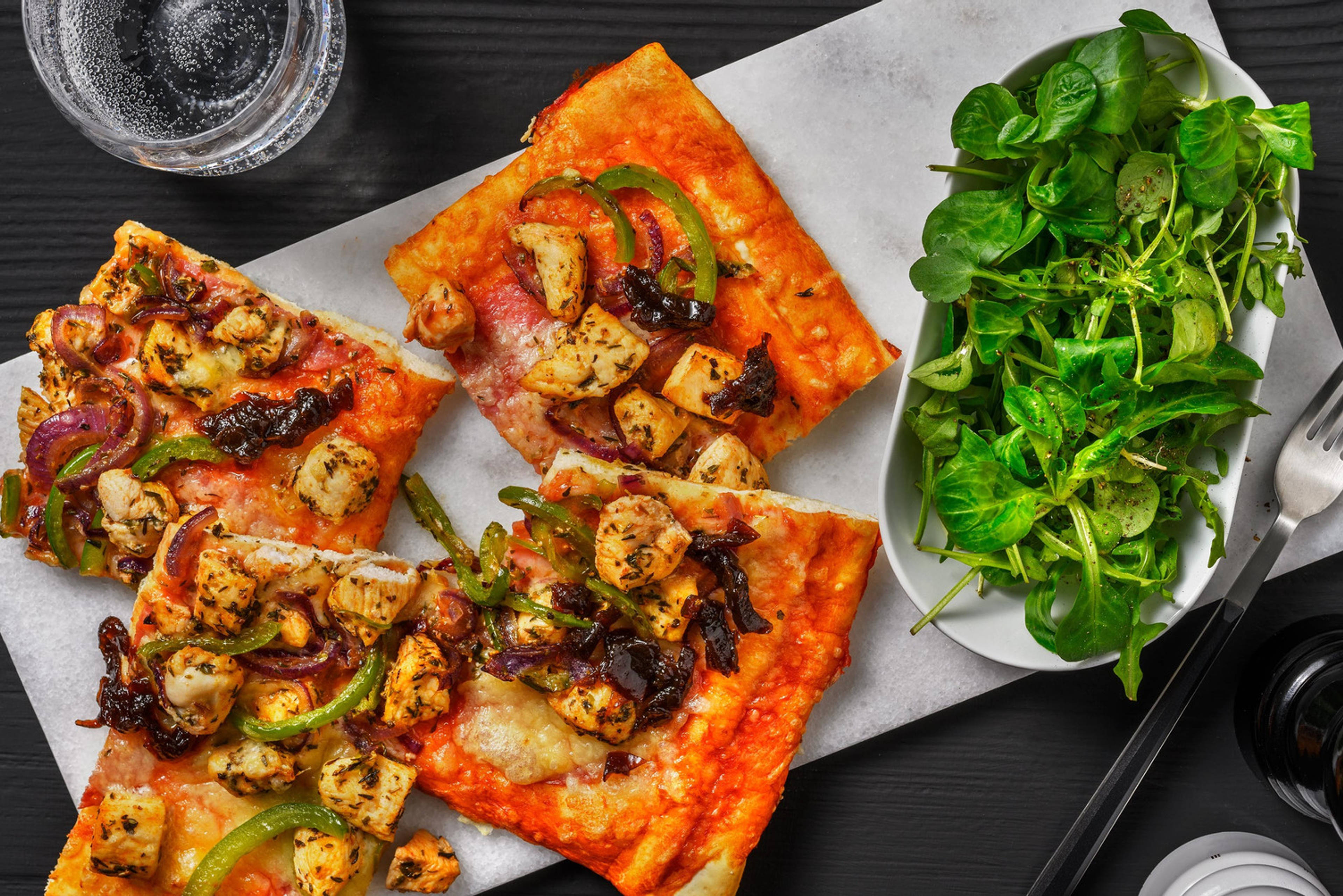 Pizza au salami et au poulet