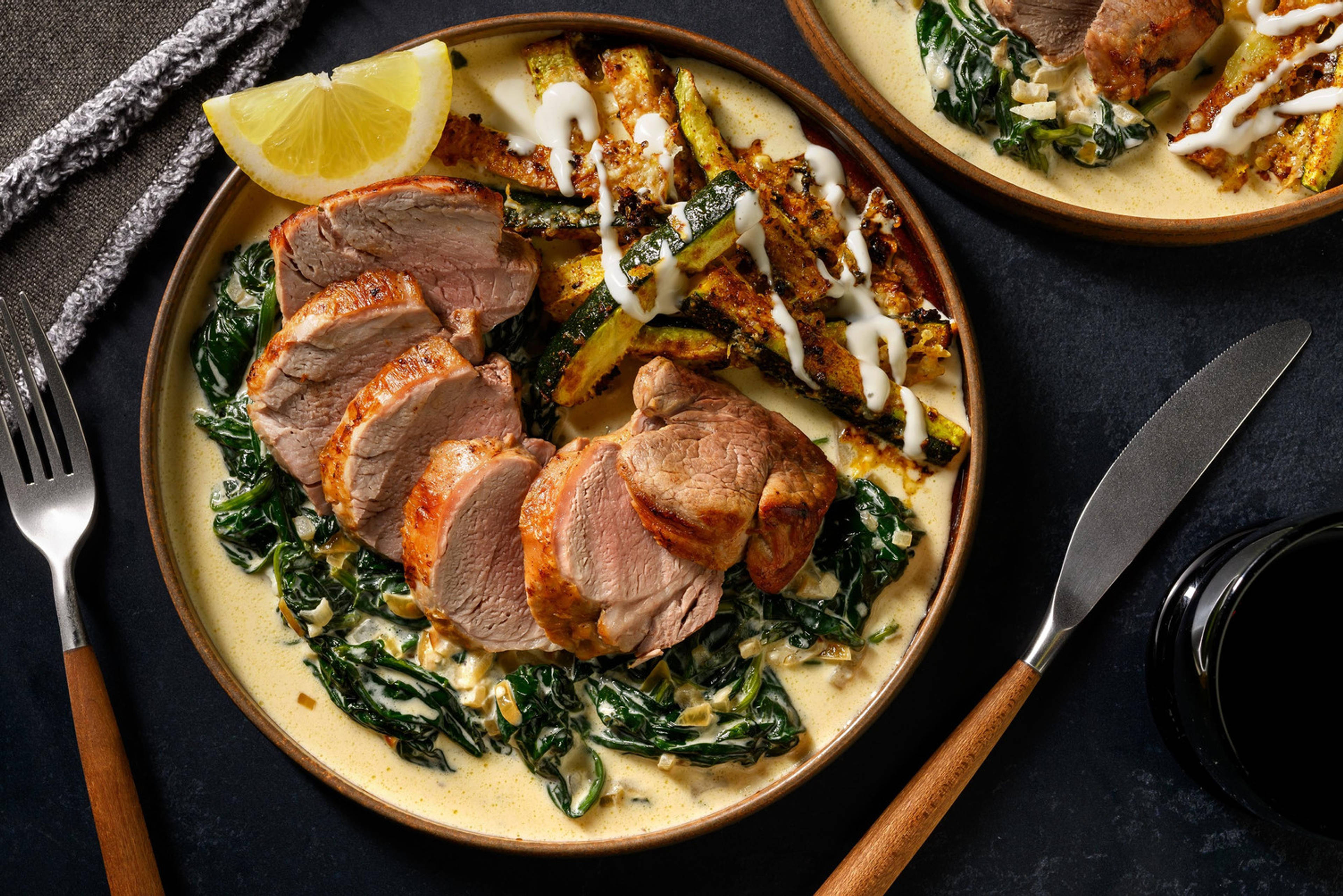 Varkenshaas met courgettefrietjes in parmezaankorst