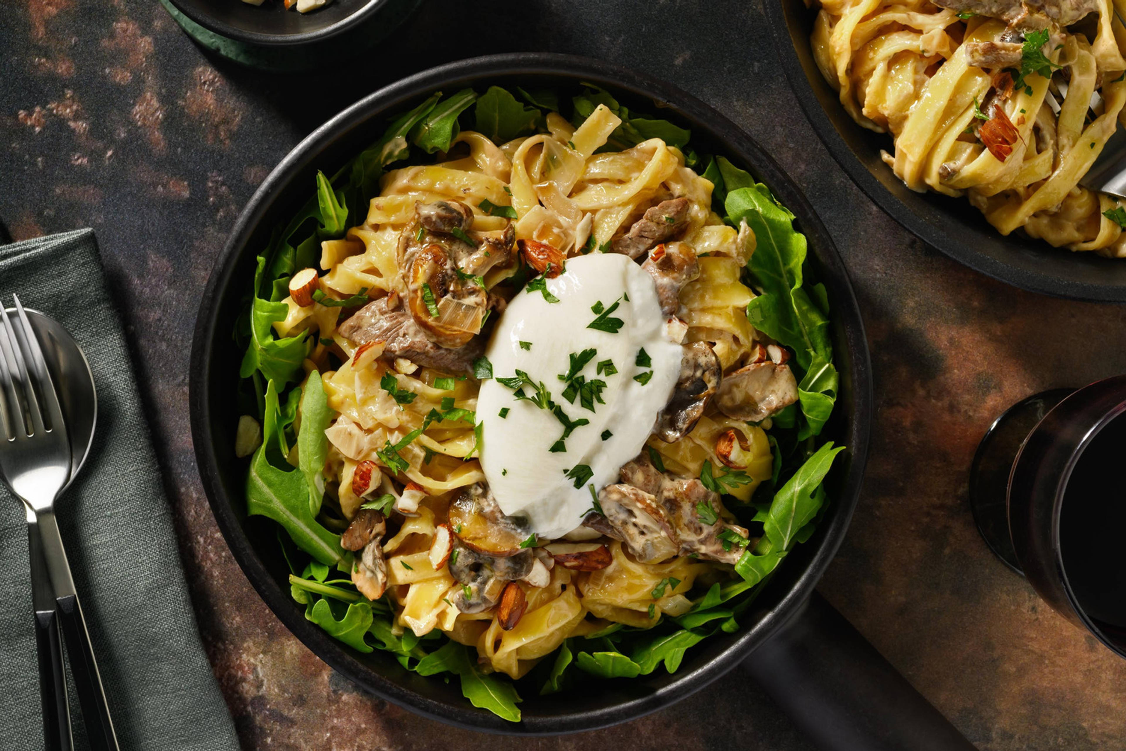 Steak sur tagliatelle en sauce crémeuse aux champignons