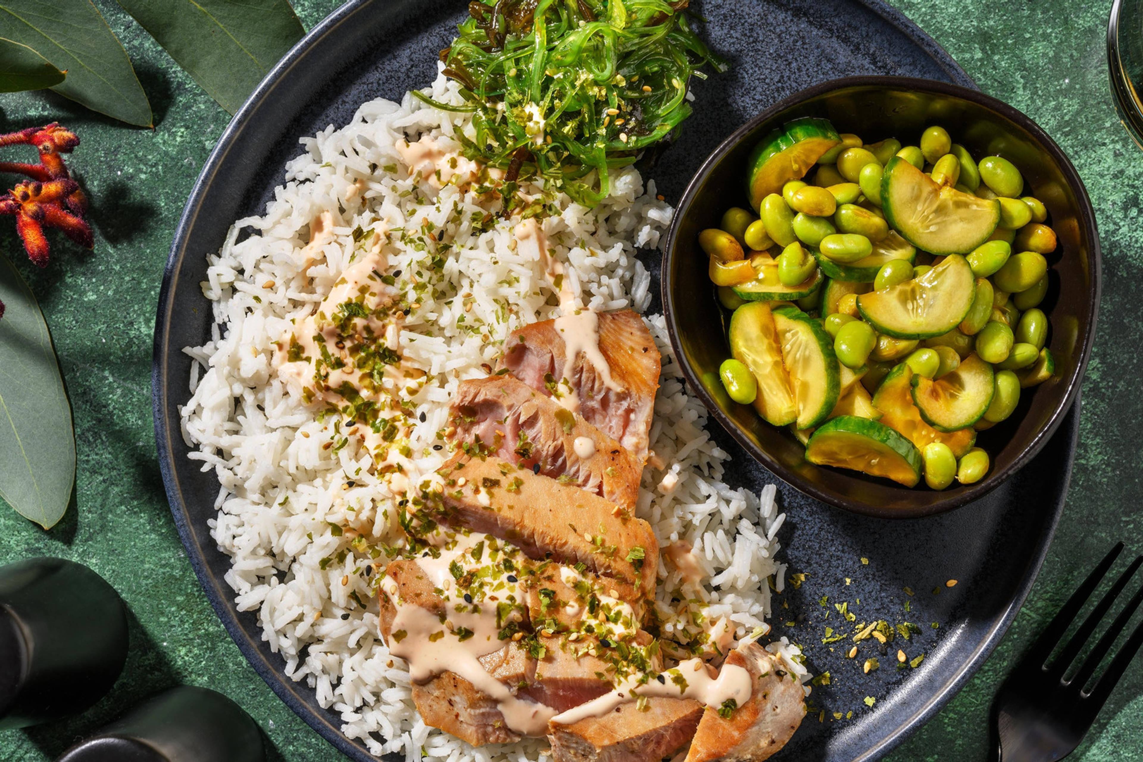 Tonijnsteak met zeewiersalade en sojabonen