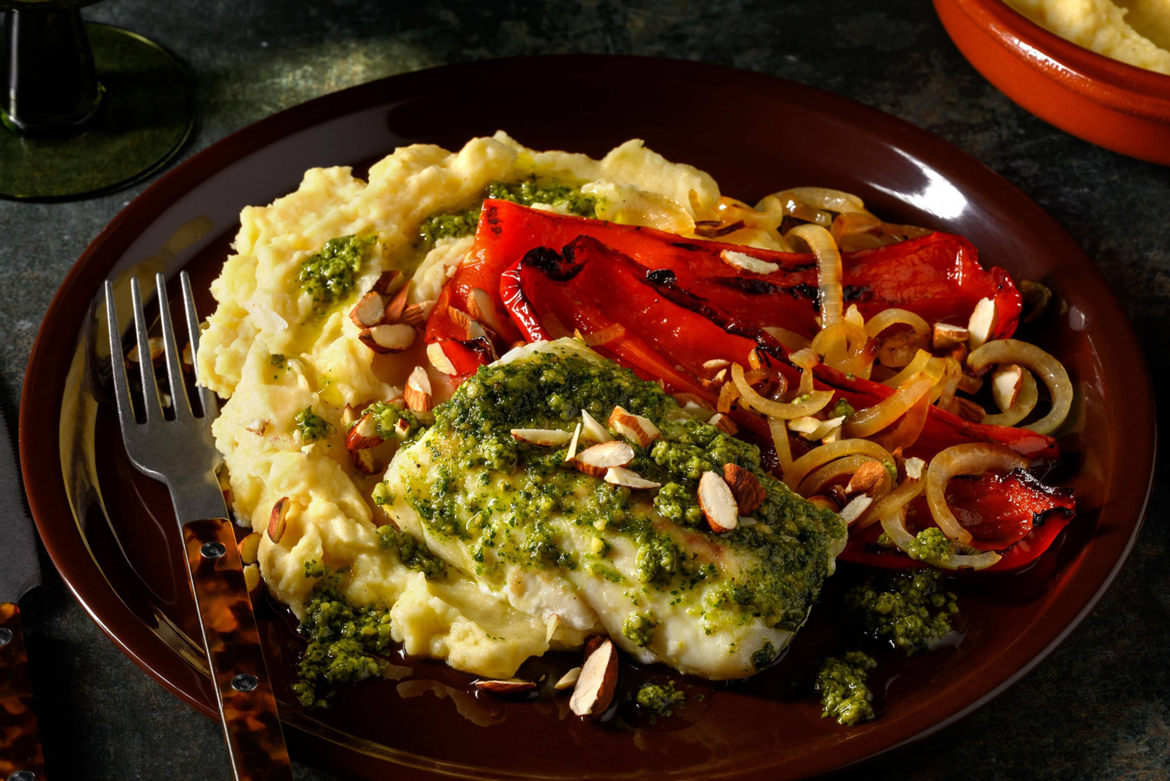 Filet de cabillaud au beurre au pesto et amandes salées