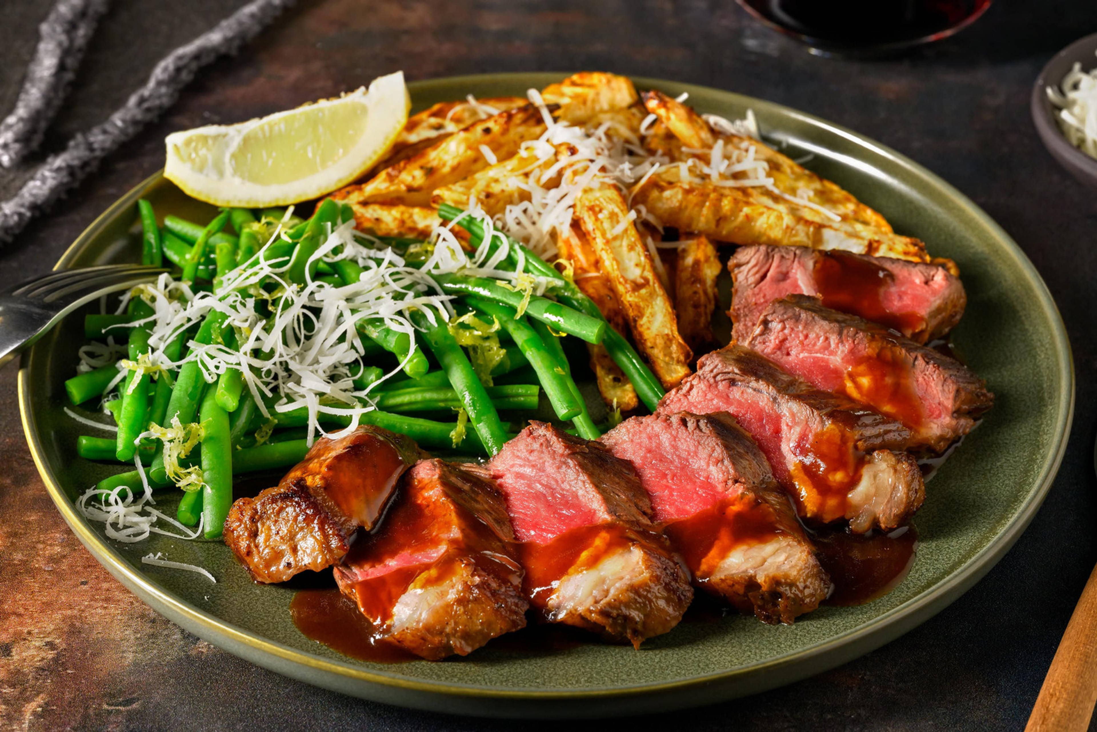 Steak met knolselderijfrietjes en Parmigiano Reggiano