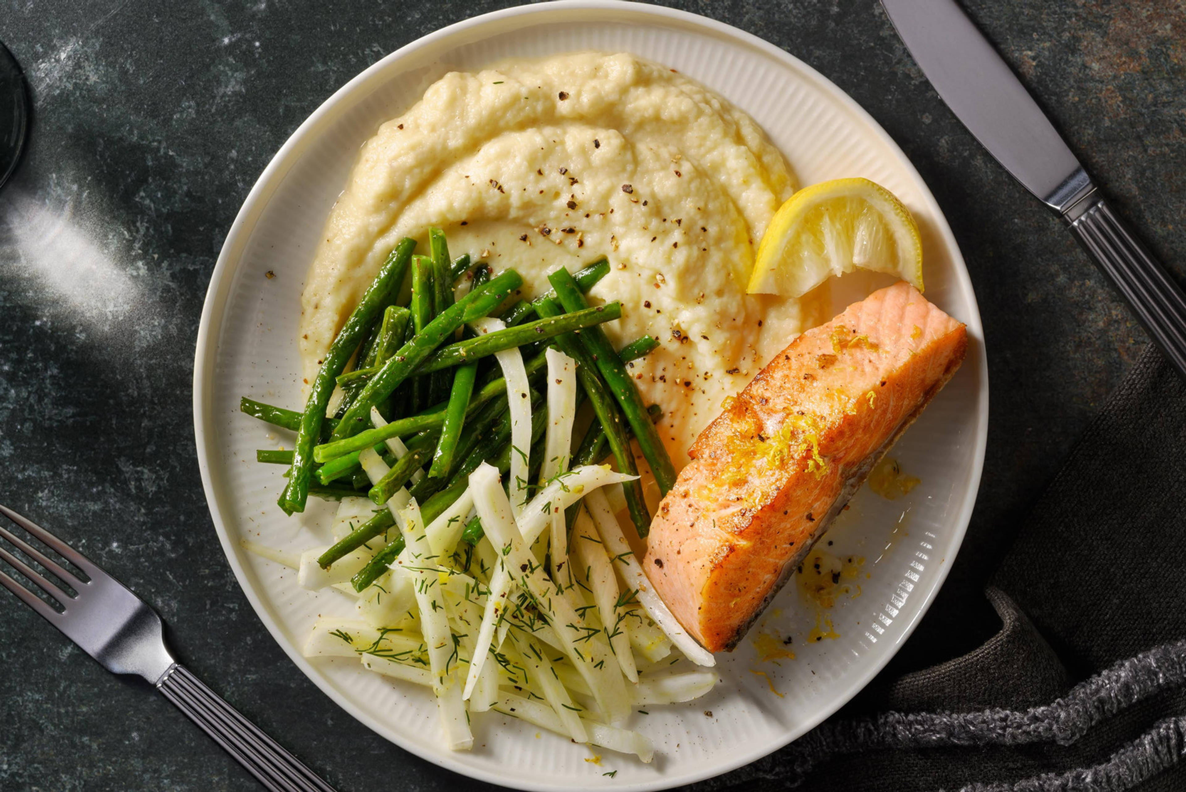 Keto-vriendelijke zalmfilet in citroenbotersaus met venkelsalade met dille