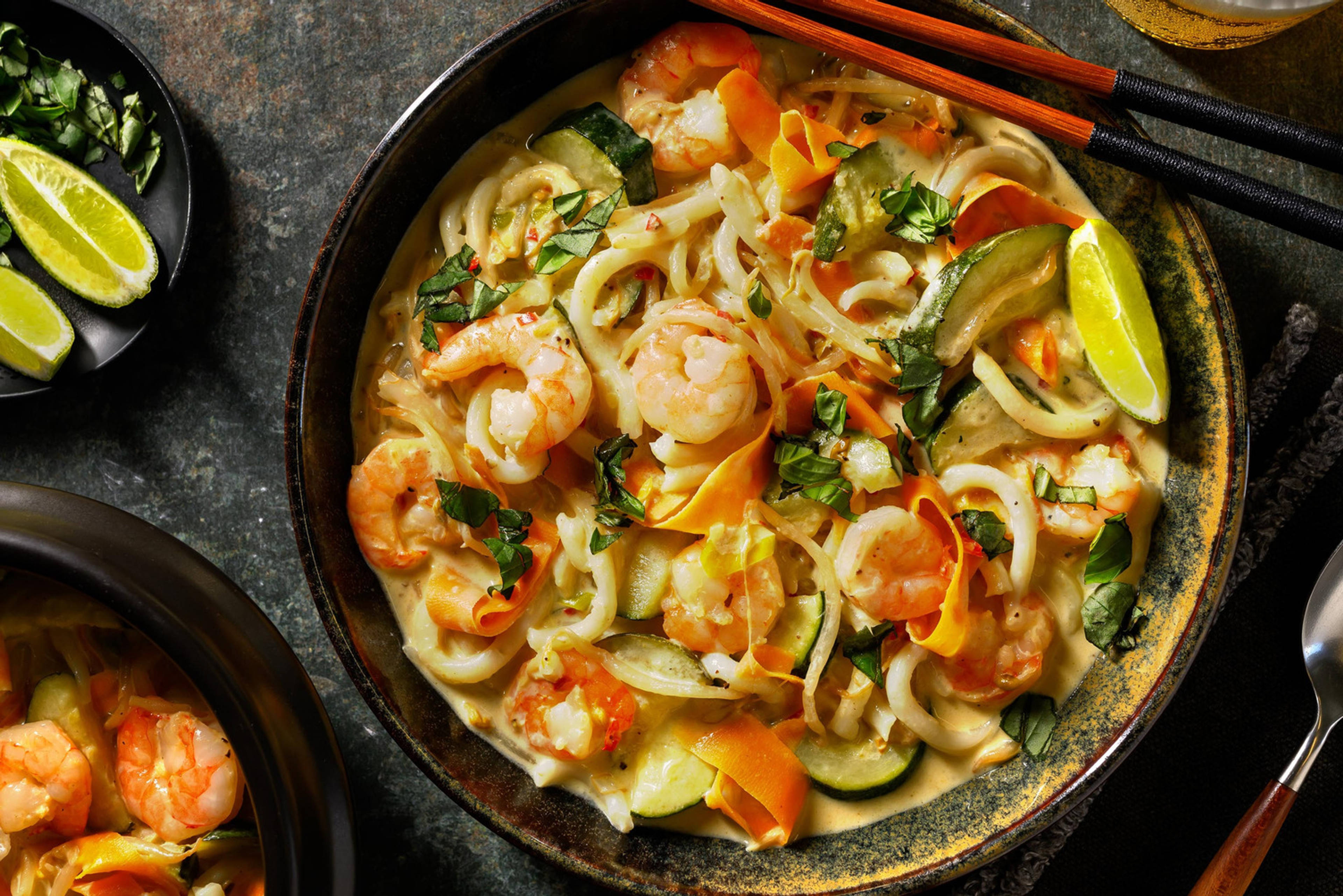 Garnalen met noedelsoep à la laksa en Thais basilicum