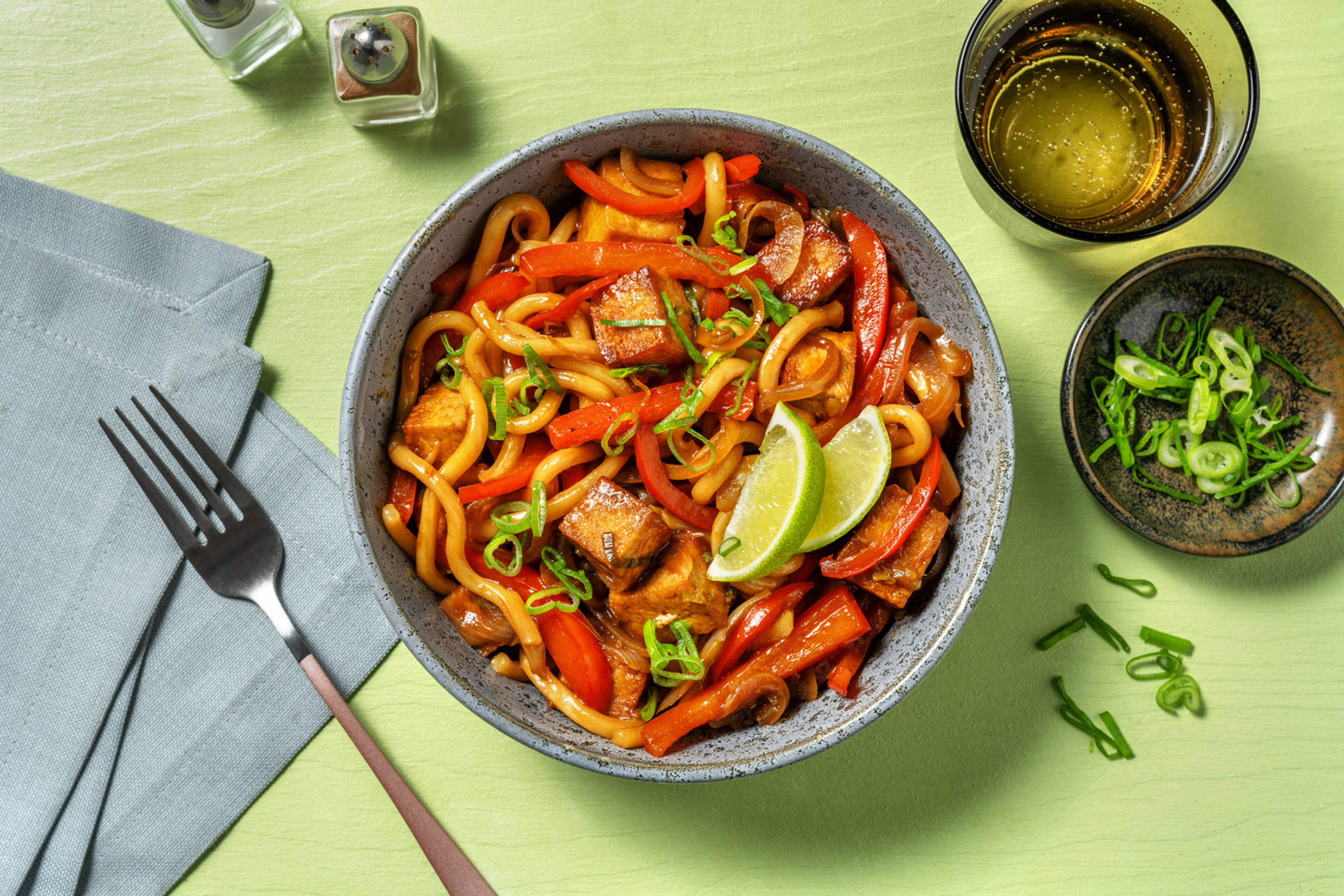 Fideos udon con tofu salteado