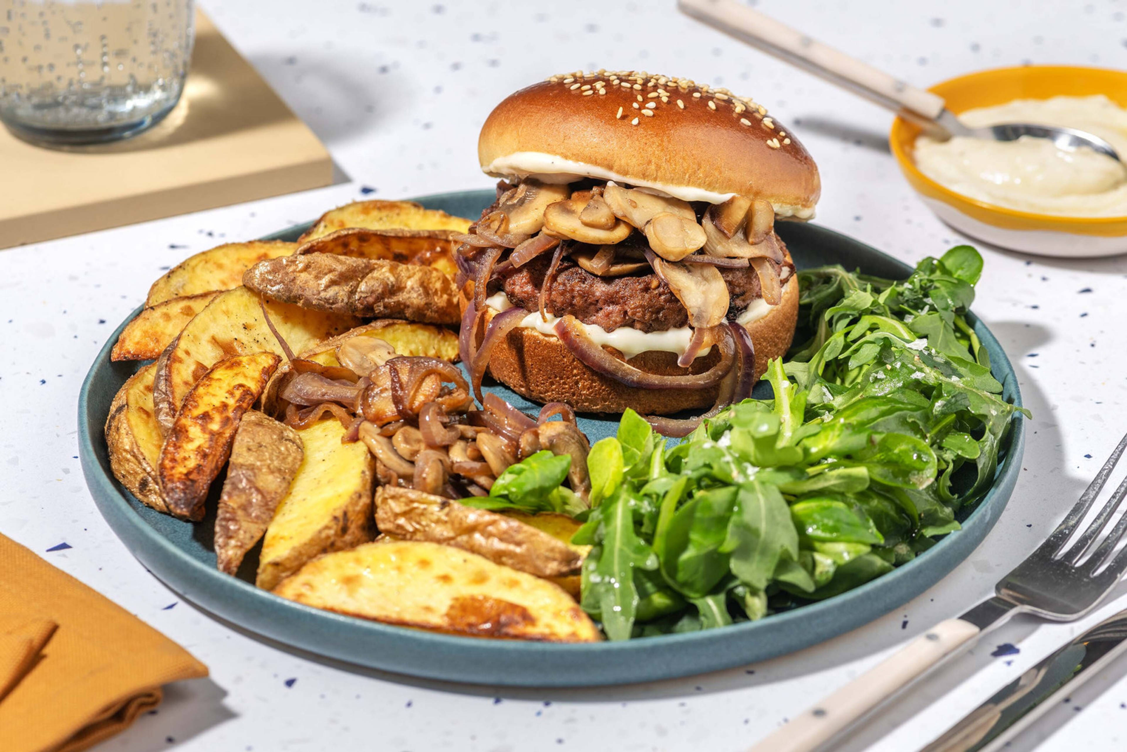 Vegetarische hamburger met gebakken ui en champignons