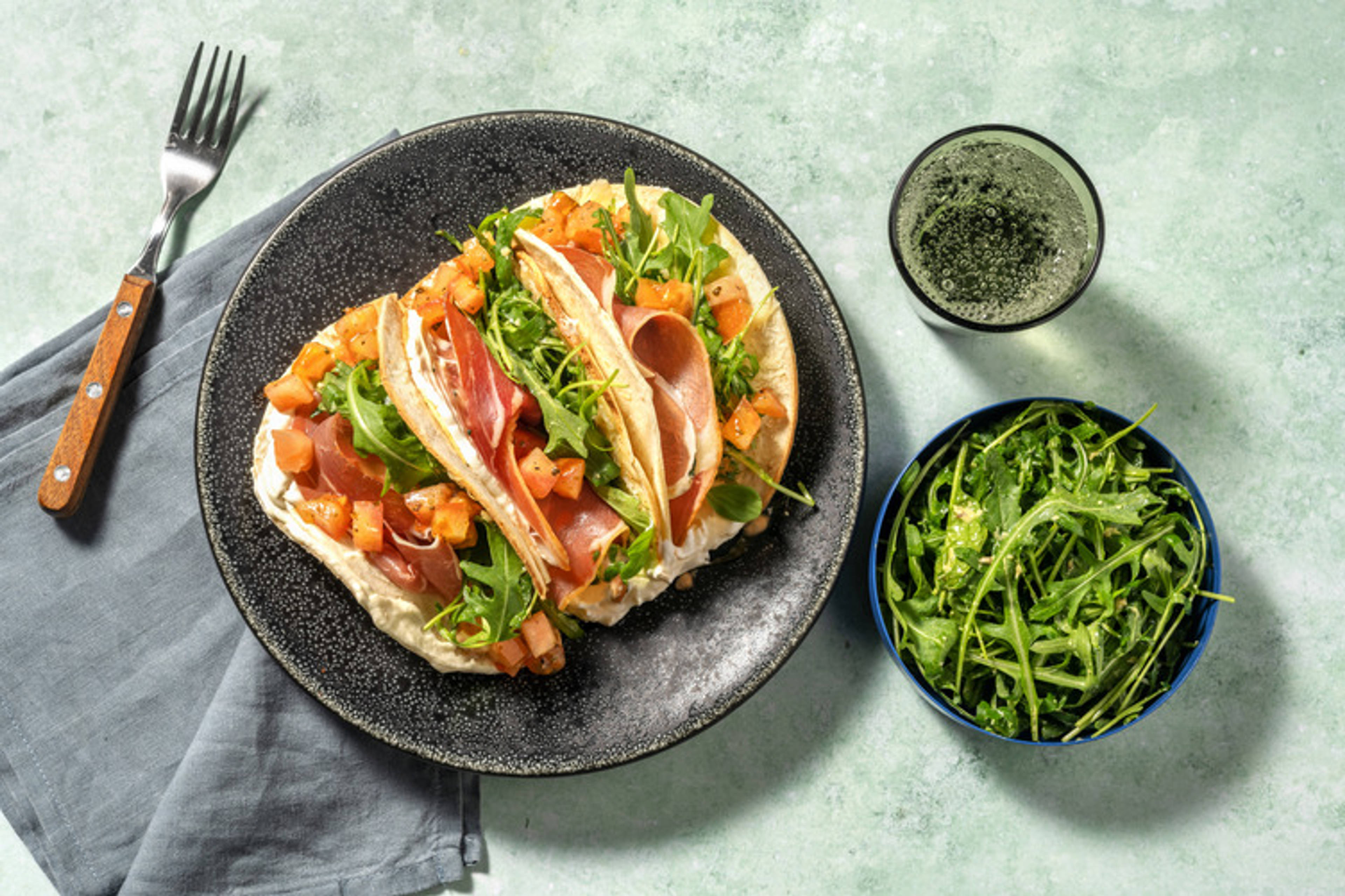 Piadinas de jamón serrano y duo de quesos