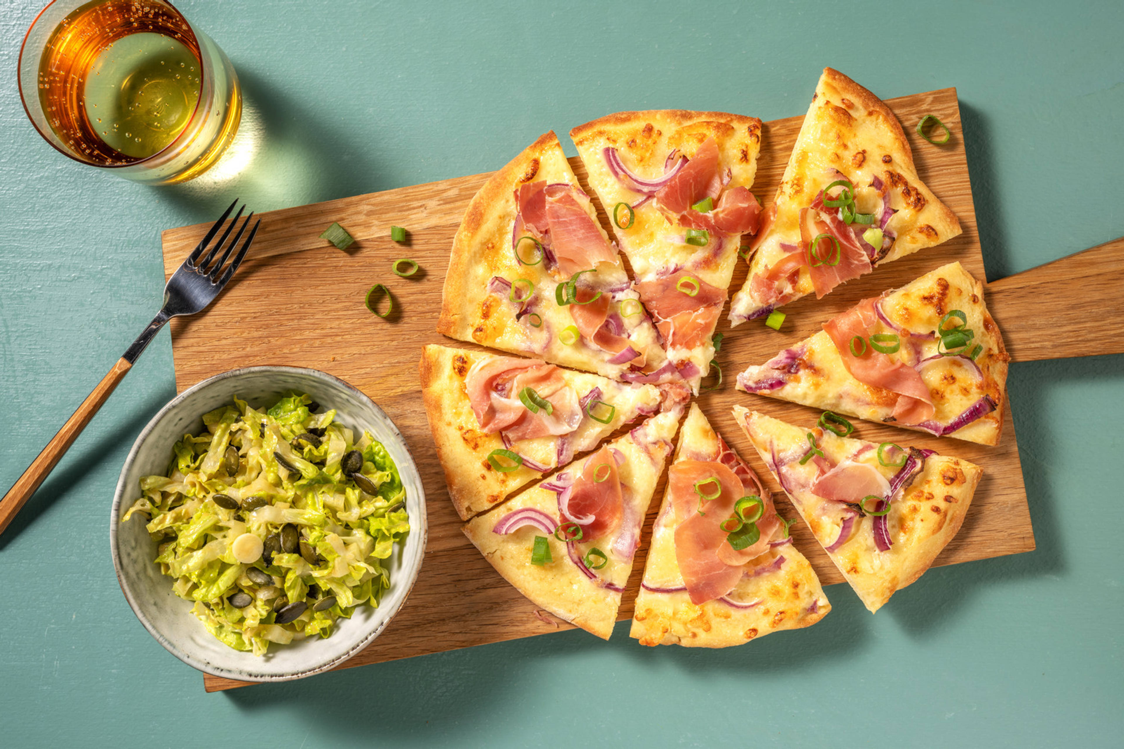 Pizza de jamón serrano con cebolla roja