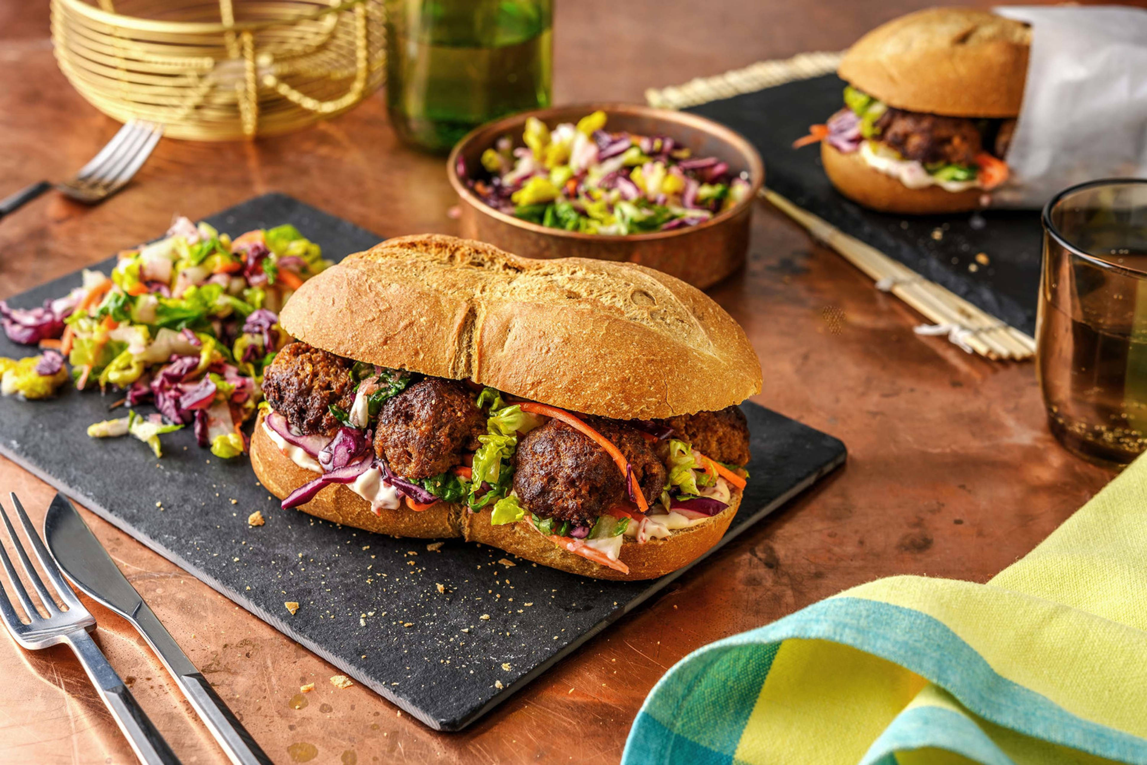 Bánh mì accompagné de boulettes de viande