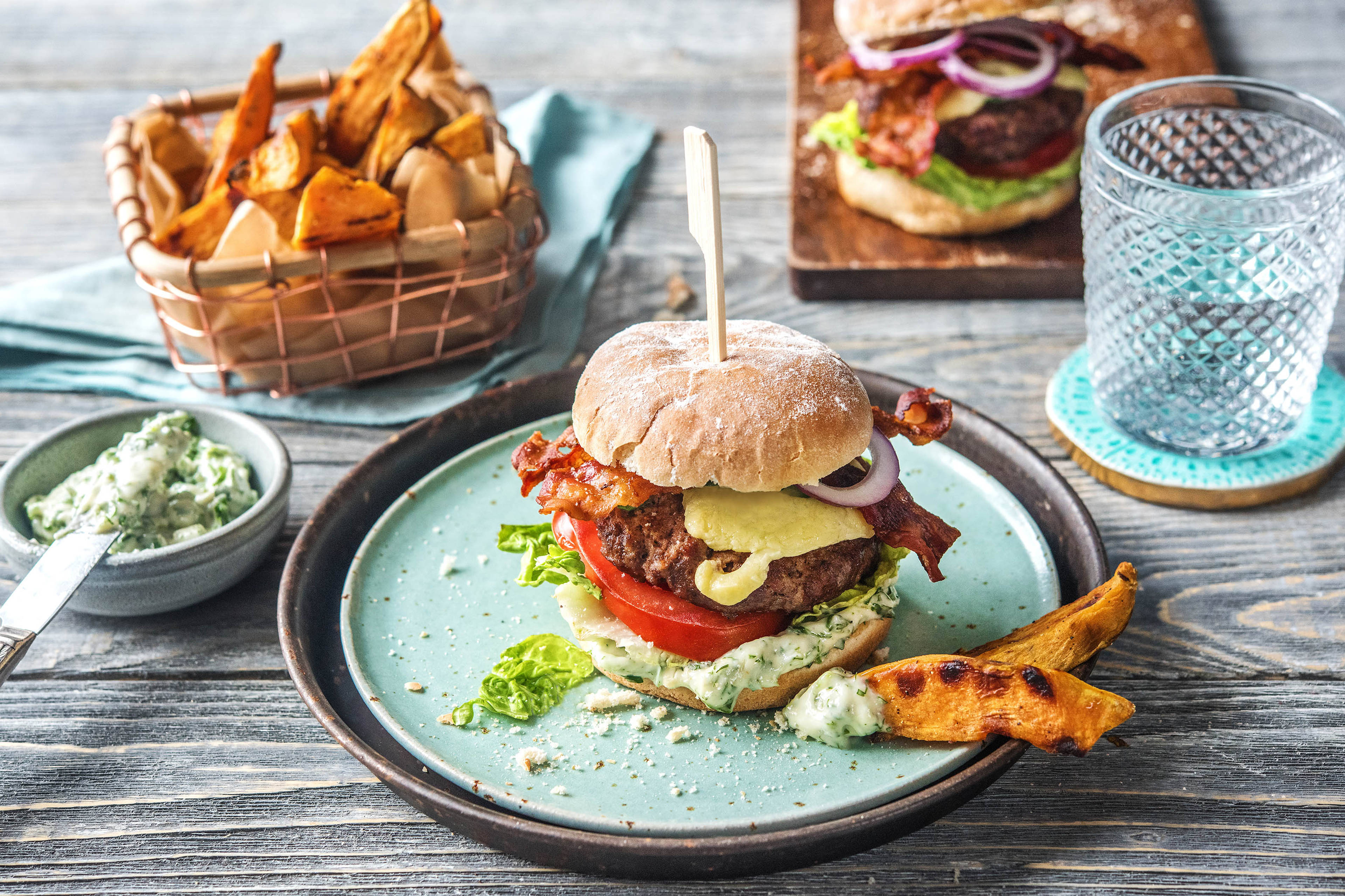 American Beef-Burger aus 100 % Rindfleisch mit Bacon und Kräuter-Aioli