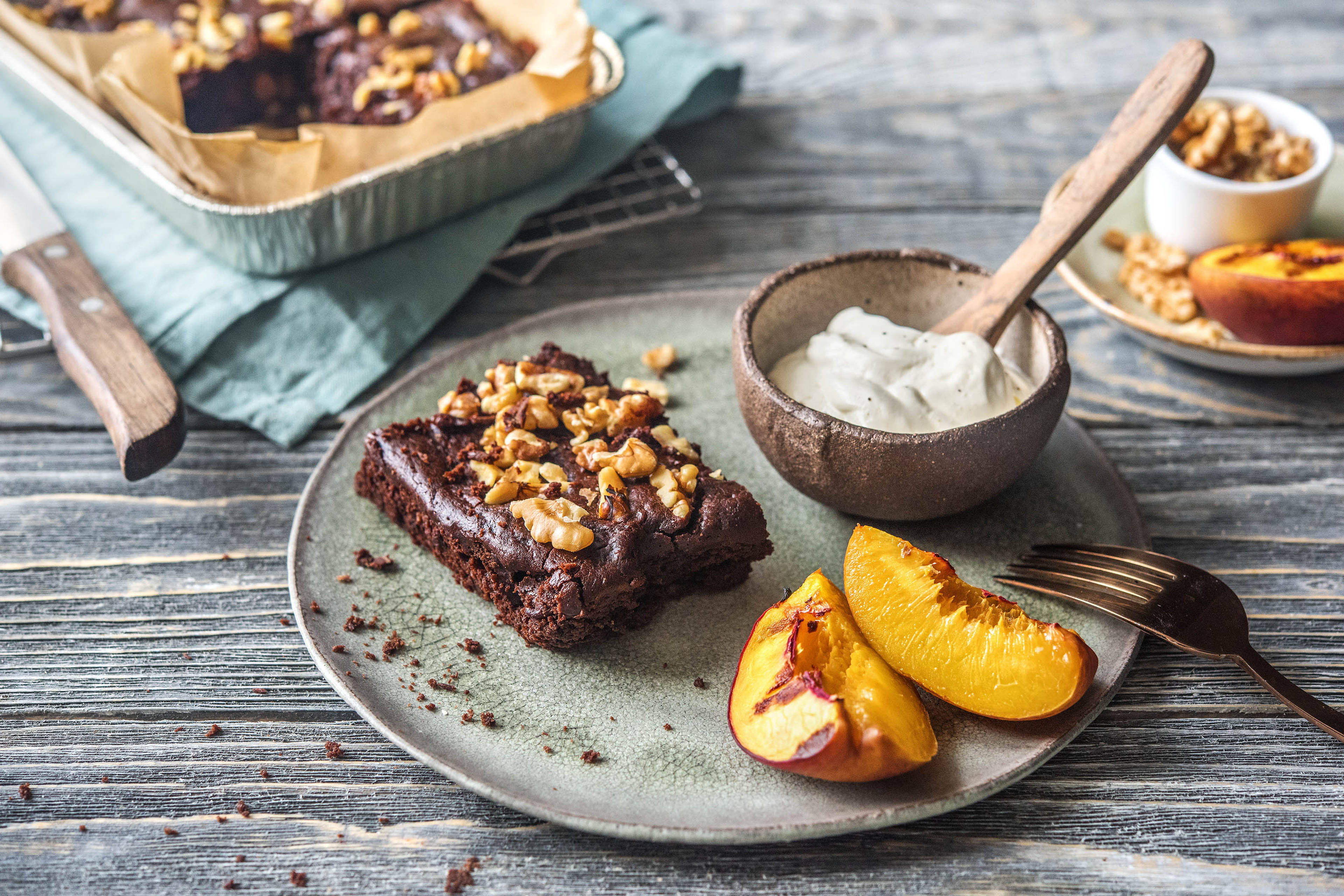 Schoko-Bohnen-Brownie mit gegrillter Nektarine und Vanillecrème