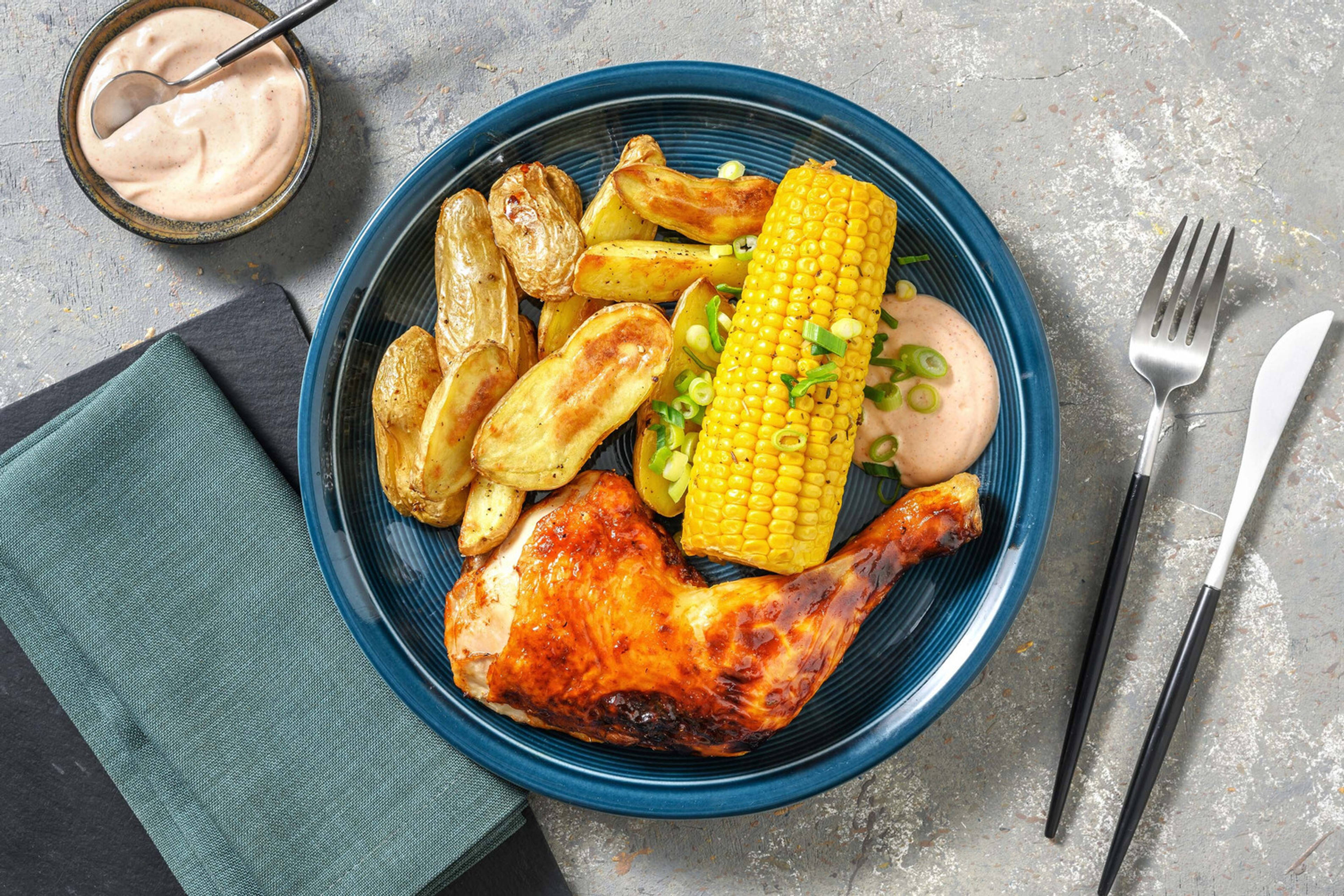 BBQ-Hähnchenkeule mit Maiskolben