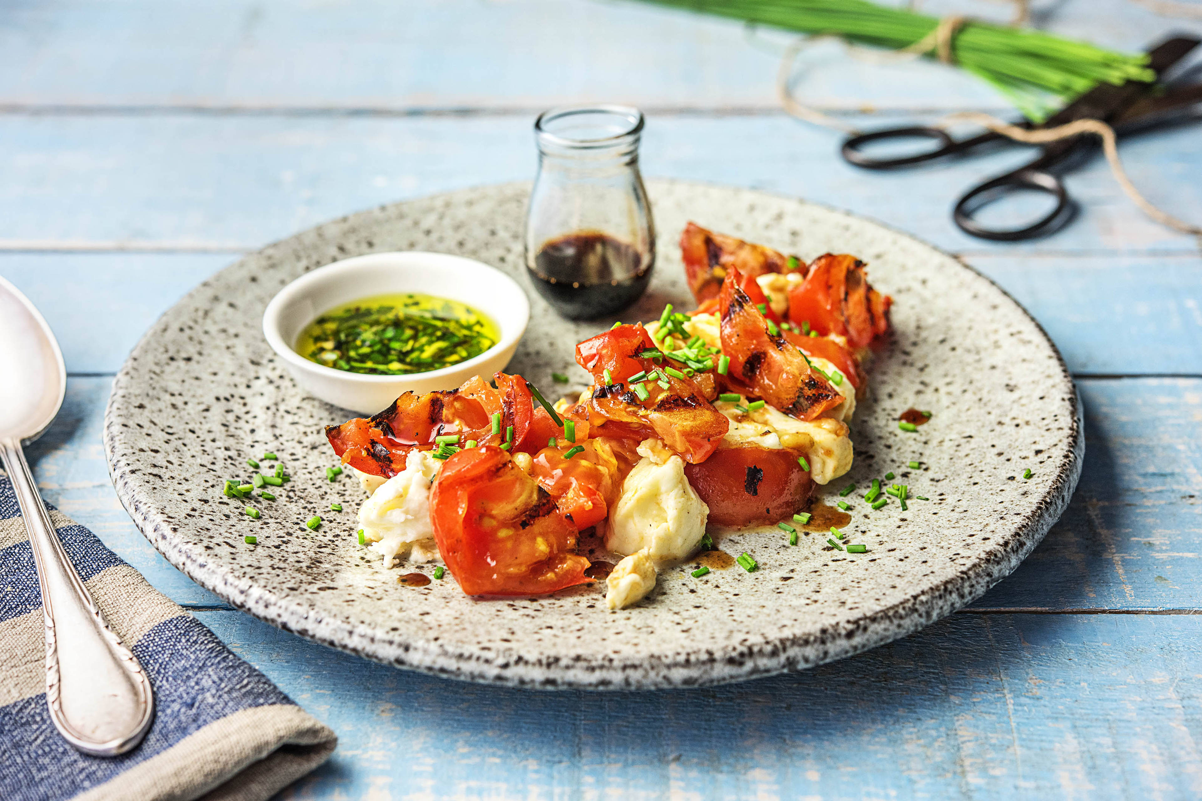 Gegrillter Caprese-Salat mit Büffelmozzarella