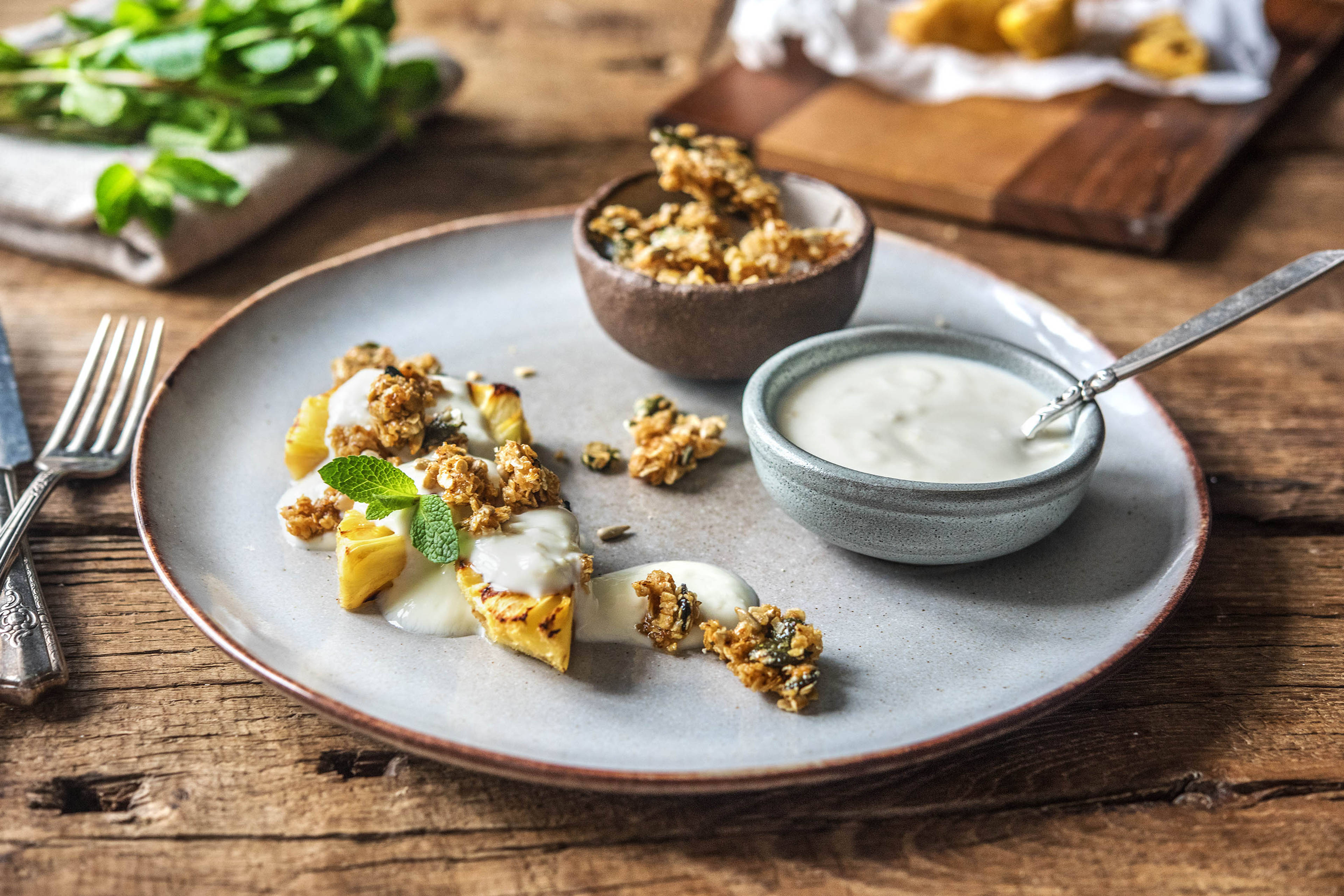 Gegrillte Ananas mit erfrischendem Kokos-Joghurt und Honig-Granola