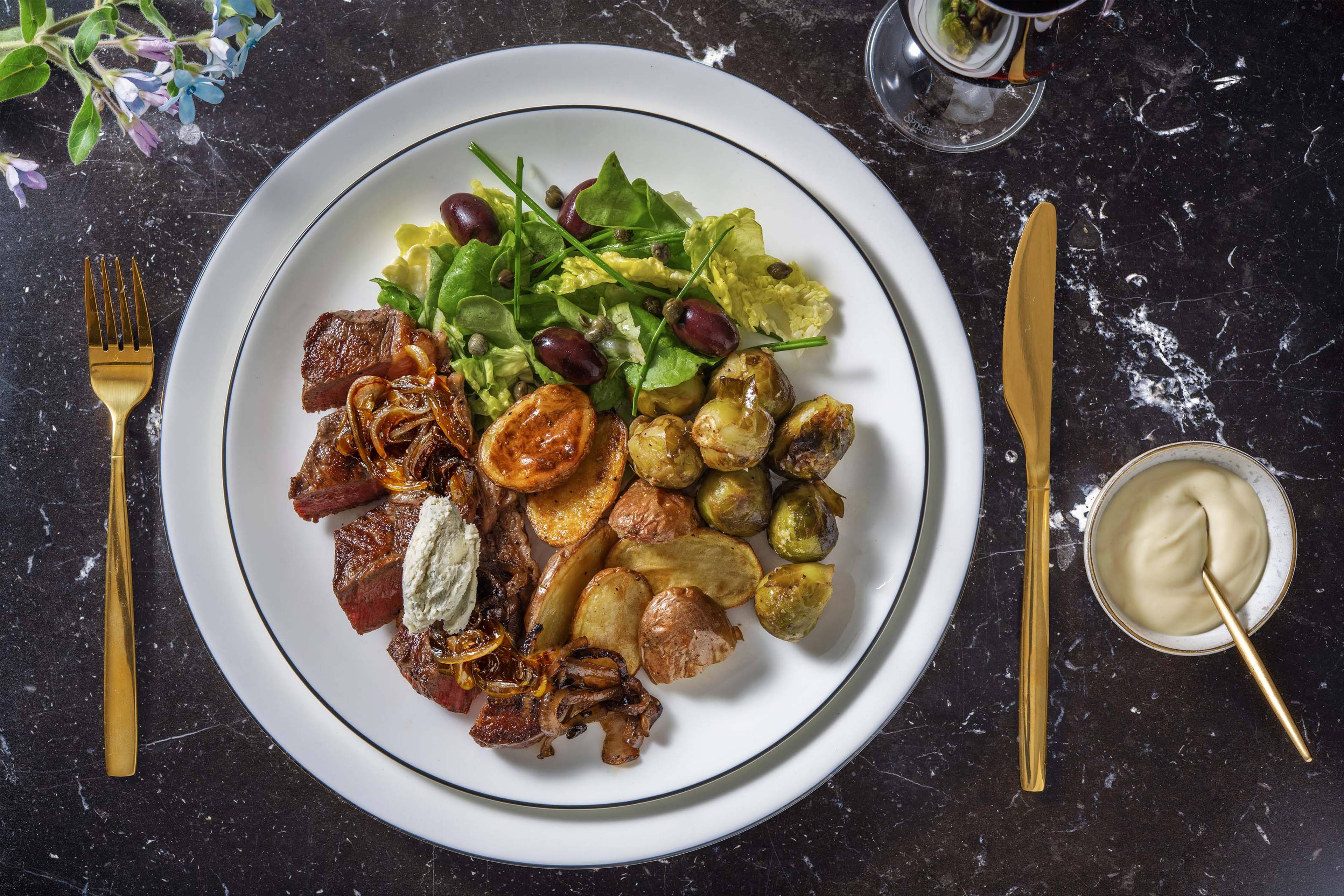 Steak au beurre bleu et choux de Bruxelles à l'ail