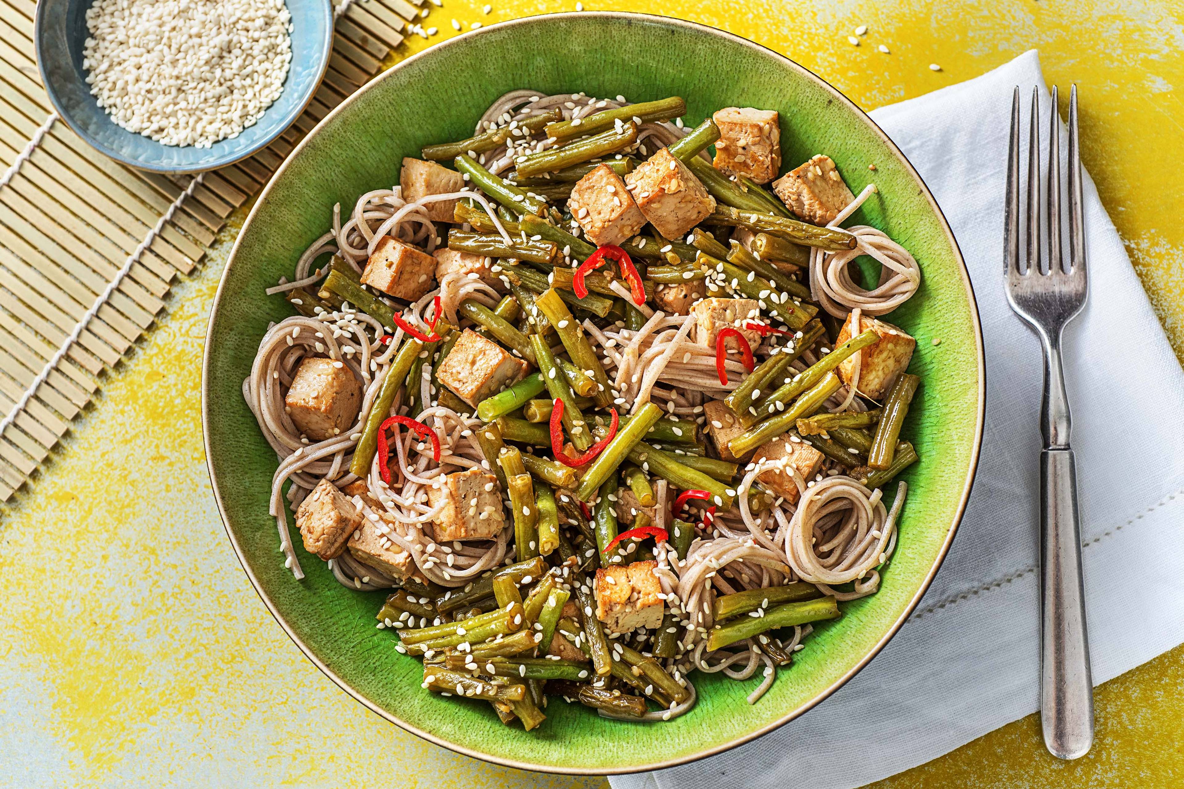 Boekweitnoedels met gekruide tofu
