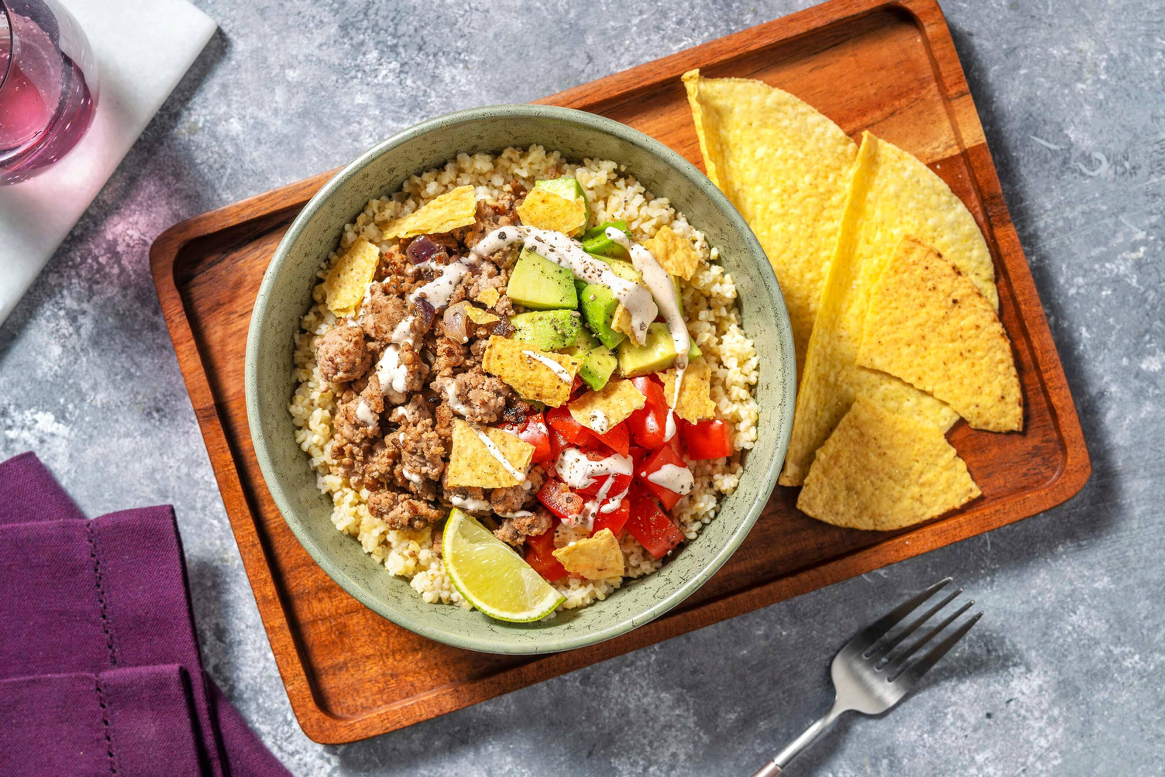 Bowl de boulgour au poulet haché et tacos en morceaux