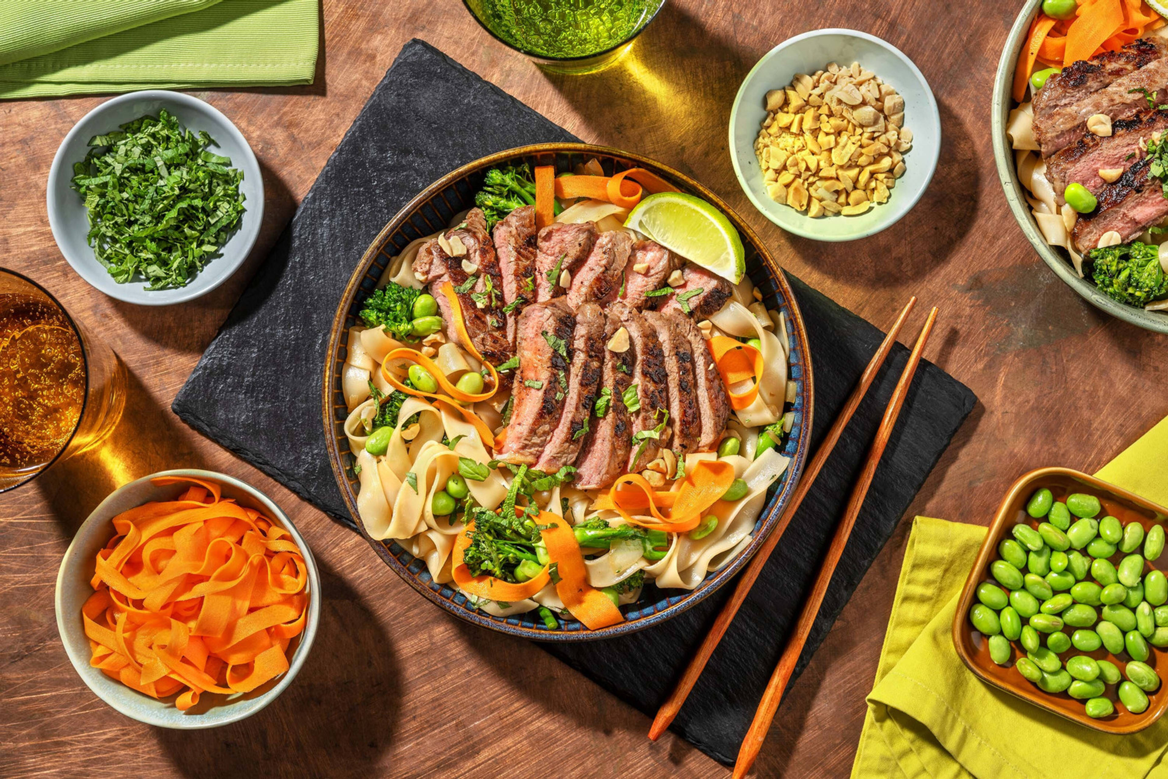 Rijstnoedelbowl met kogelbiefstuk en broccolini