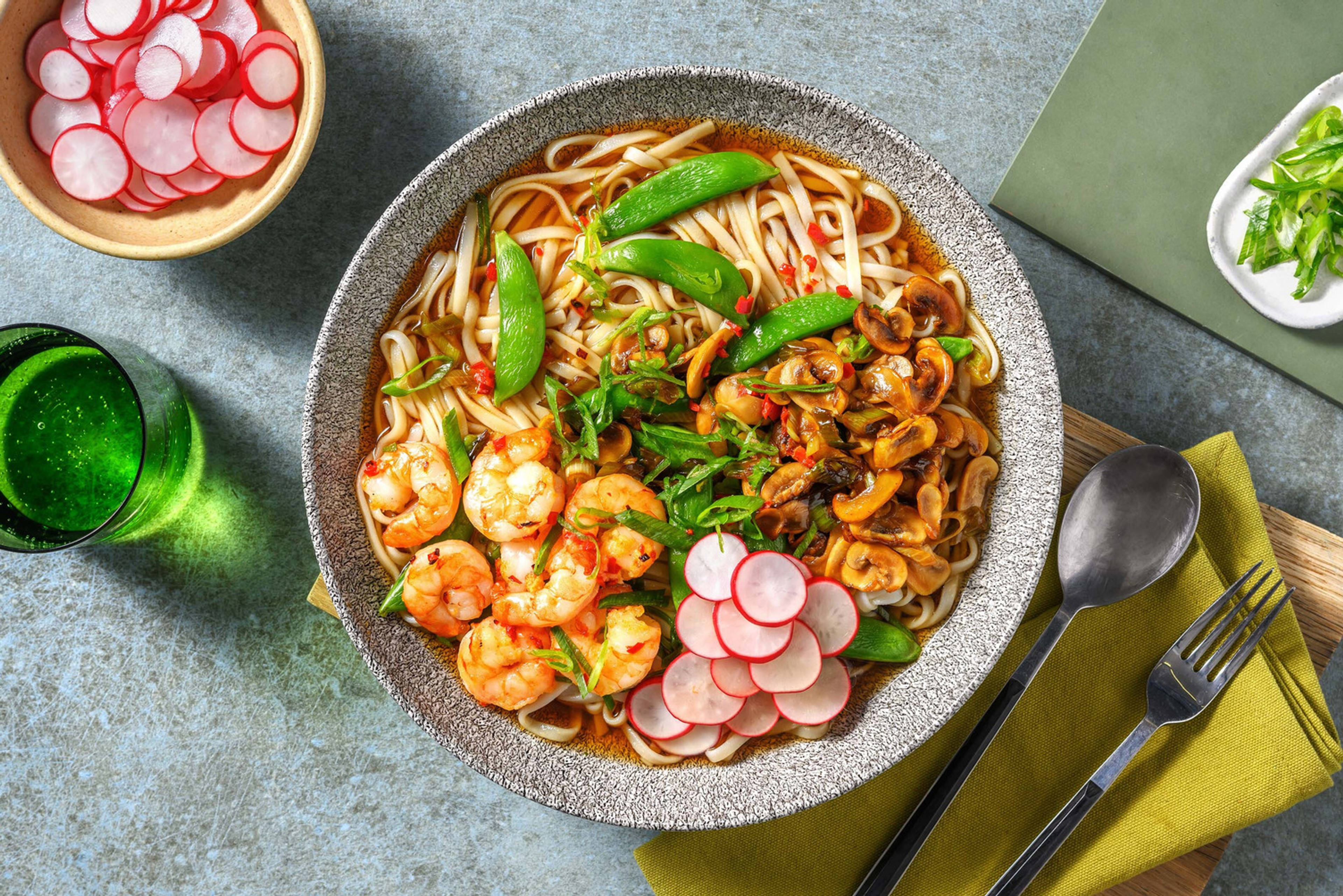 Ramenbowl met pittige garnalen, sugarsnaps en noedels