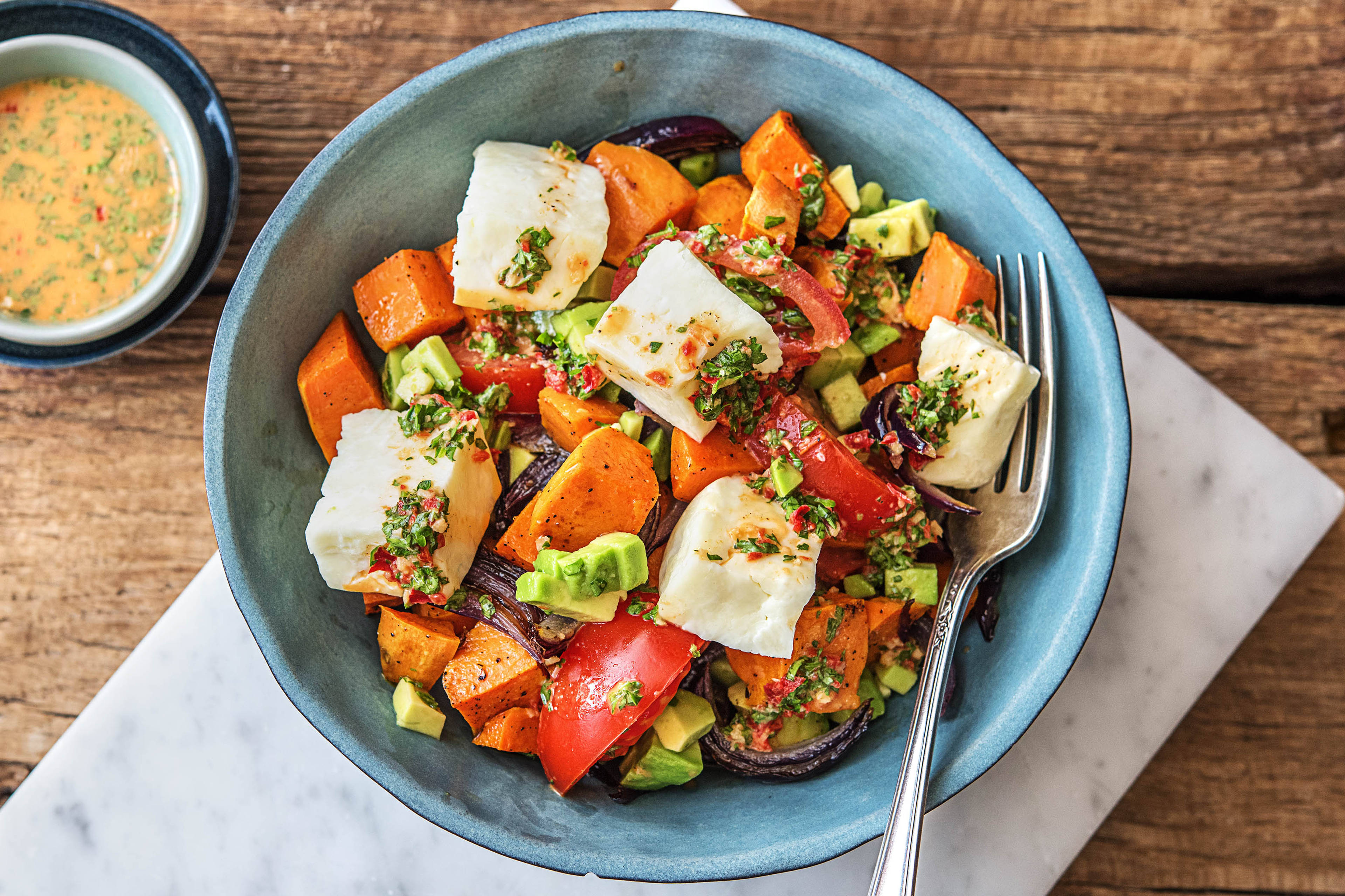 Buntes Ofengemüse mit Halloumi & Avocado