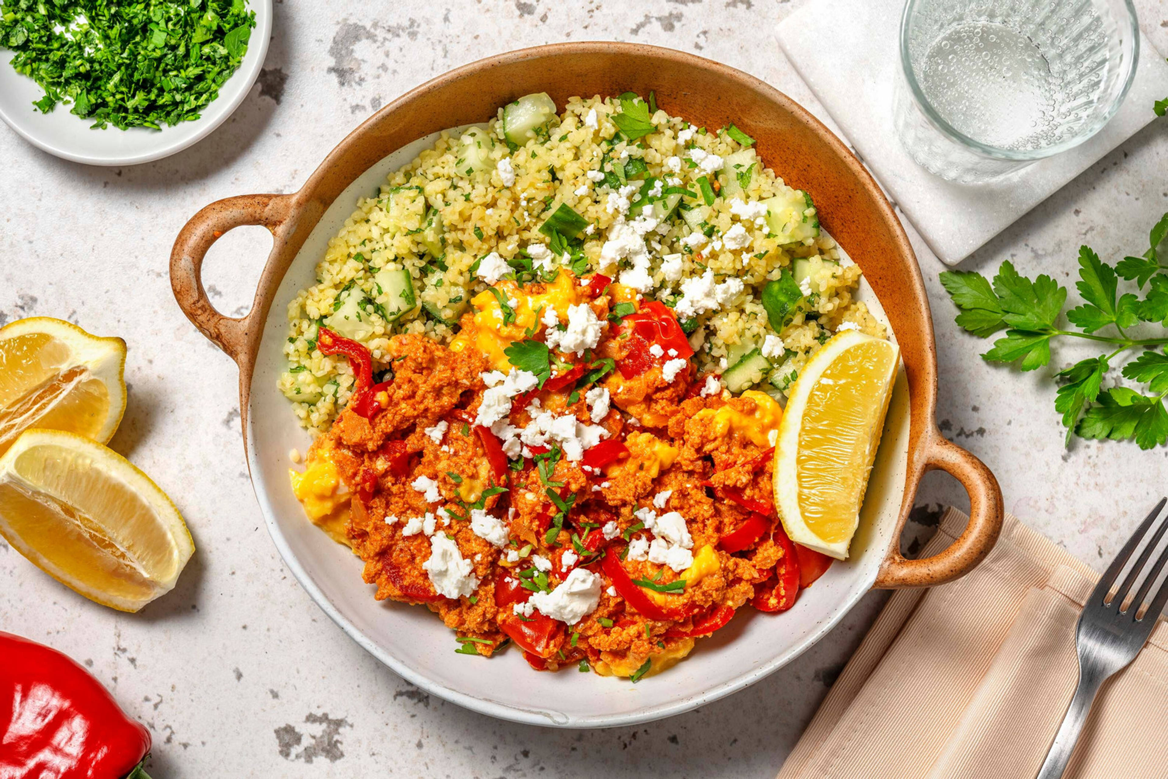 Chakchouka aux œufs brouillés garnie de feta