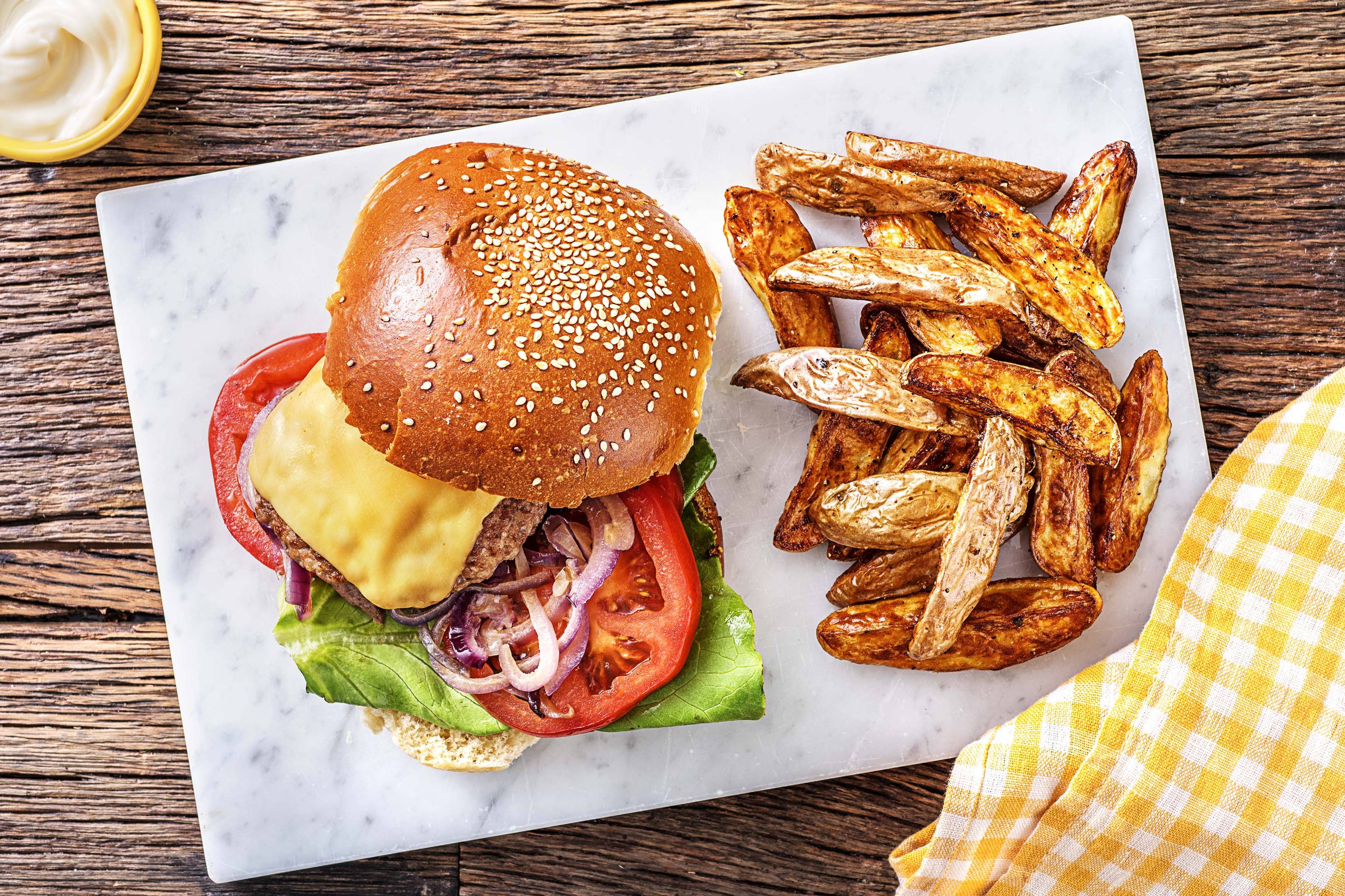Cheeseburger met tomaat en oude kaas